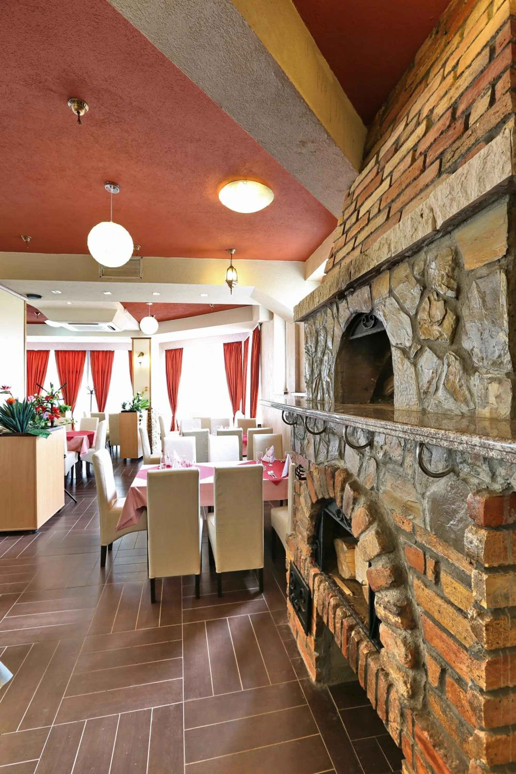 Restaurant/places to eat in Hotel Novella Uno