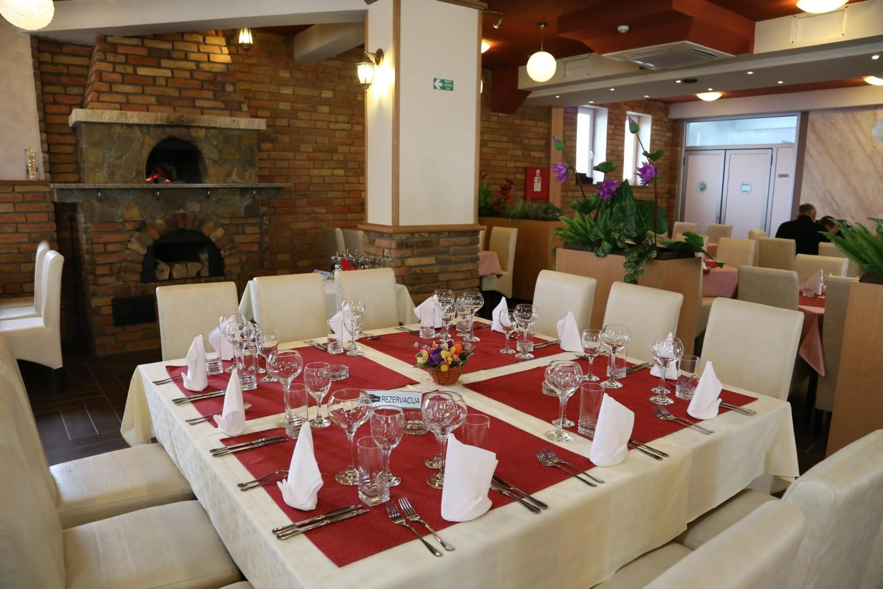 Restaurant/places to eat in Hotel Novella Uno