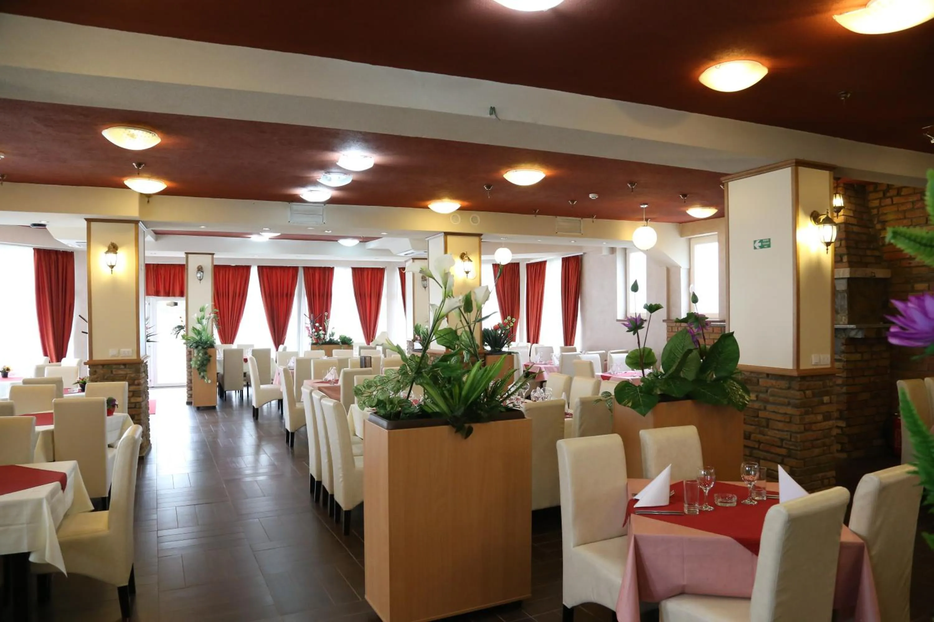 Restaurant/places to eat in Hotel Novella Uno