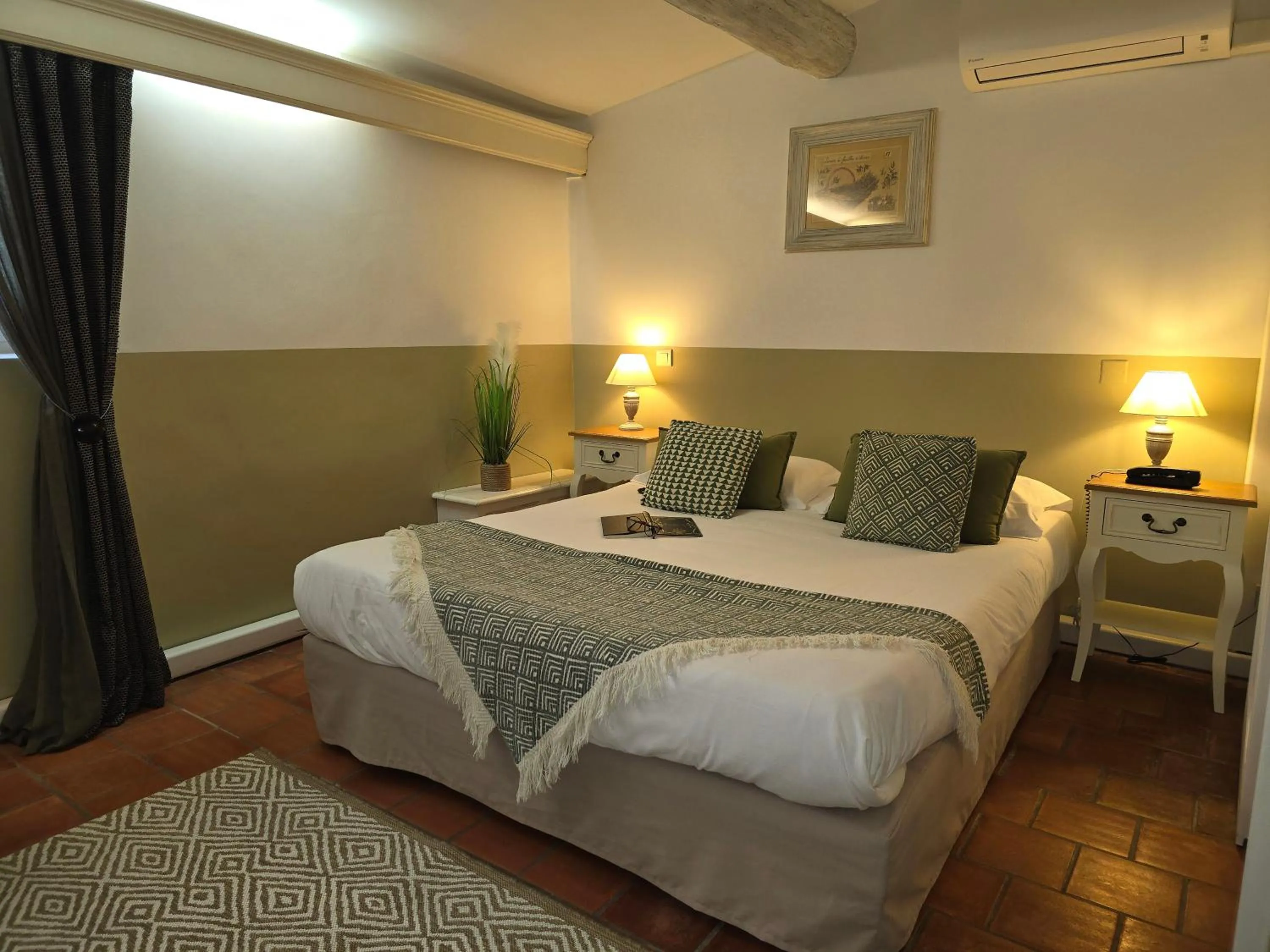 Property building, Bed in Hotel Mas De Cure Bourse