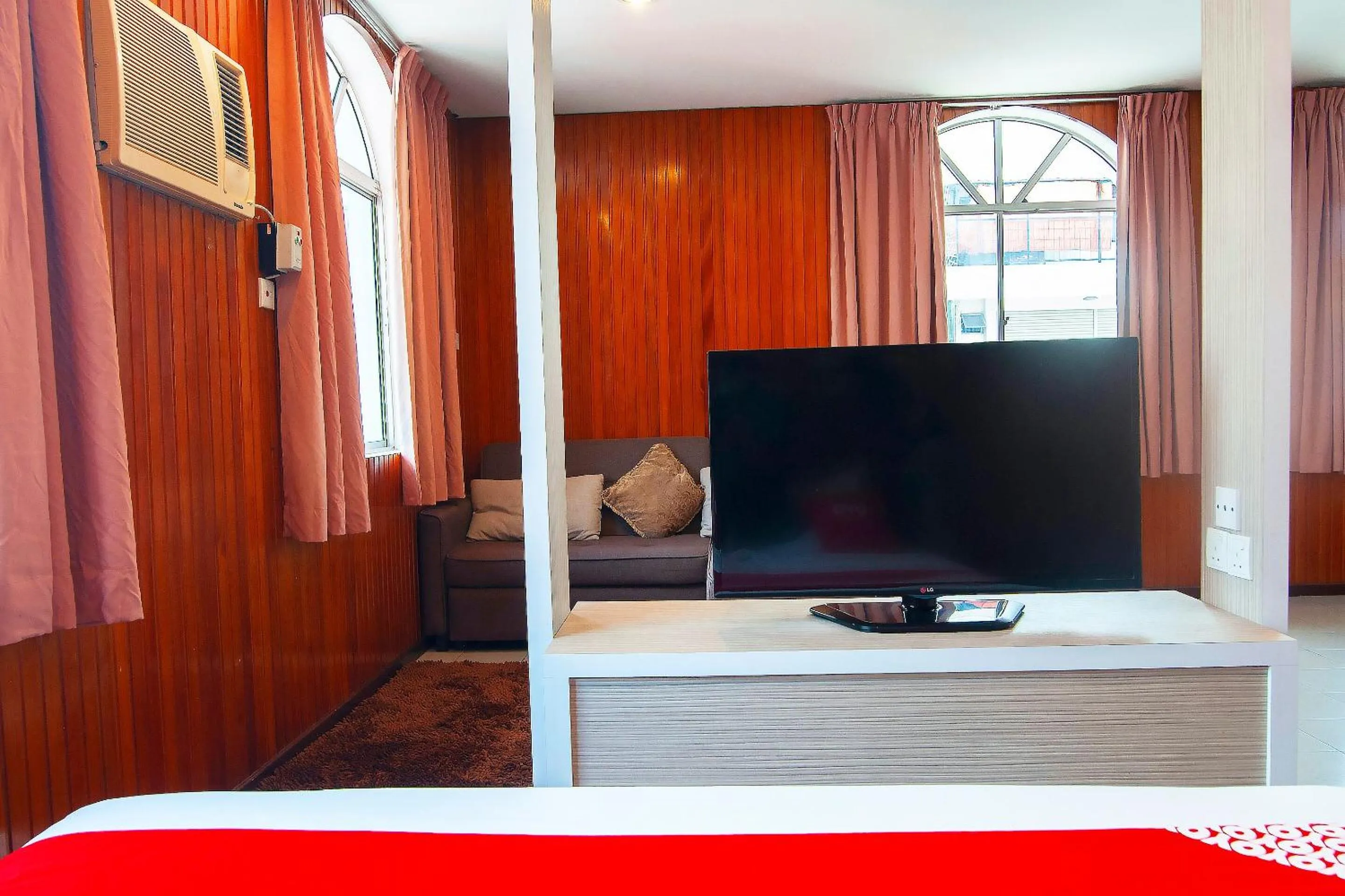 Bedroom, TV/Entertainment Center in OYO 89577 Kristal Hotel