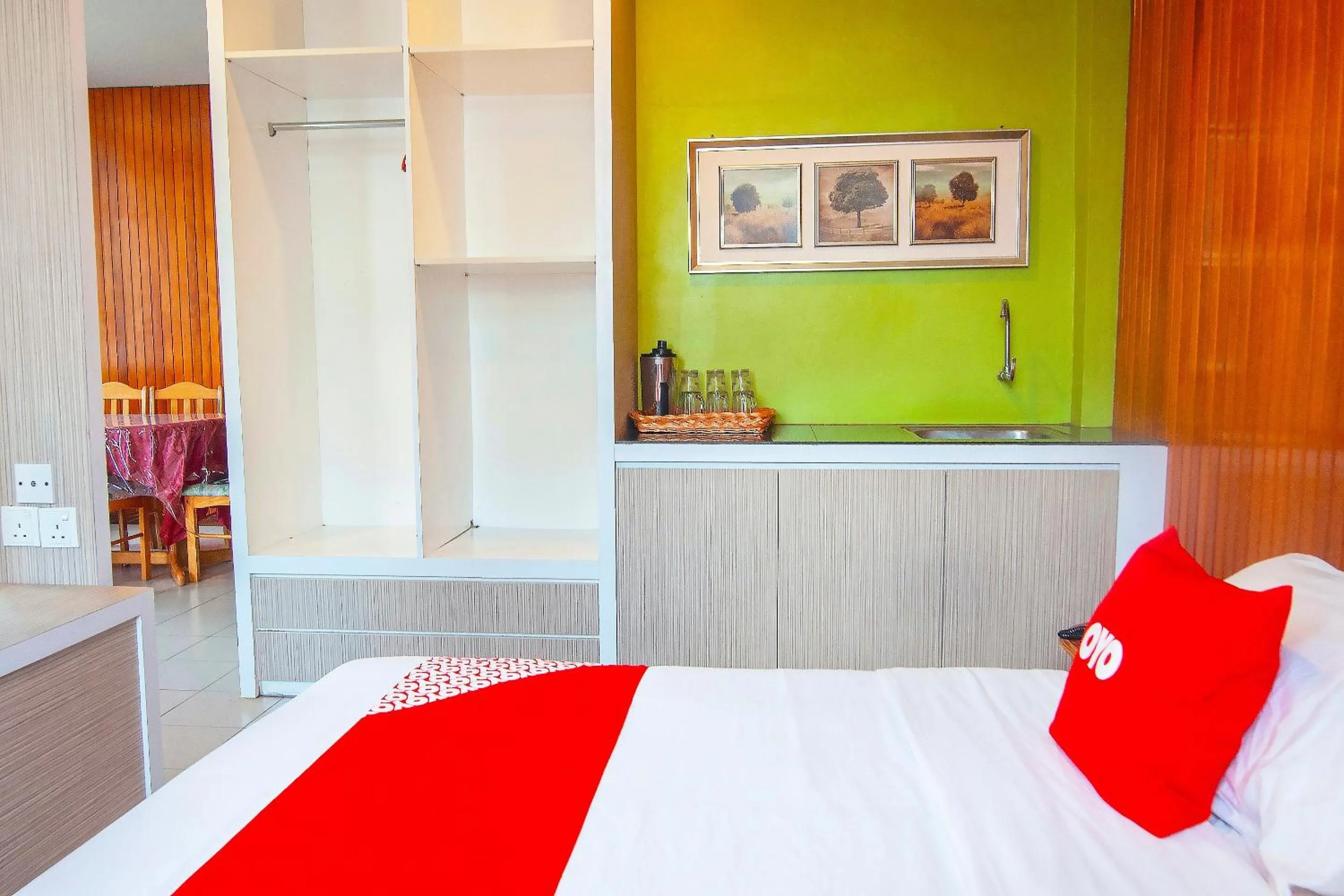 Bedroom in OYO 89577 Kristal Hotel