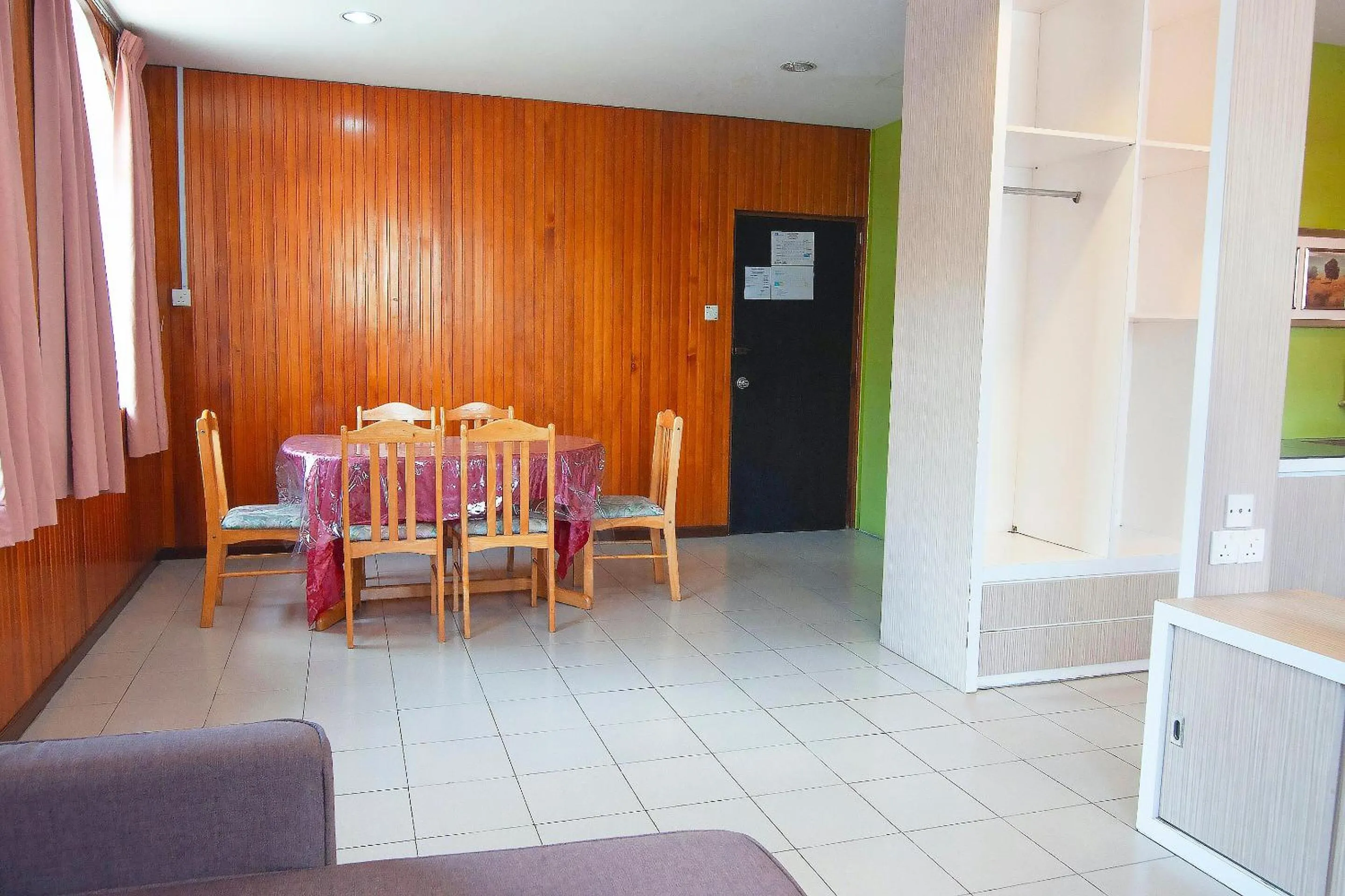 Bedroom, Dining Area in OYO 89577 Kristal Hotel