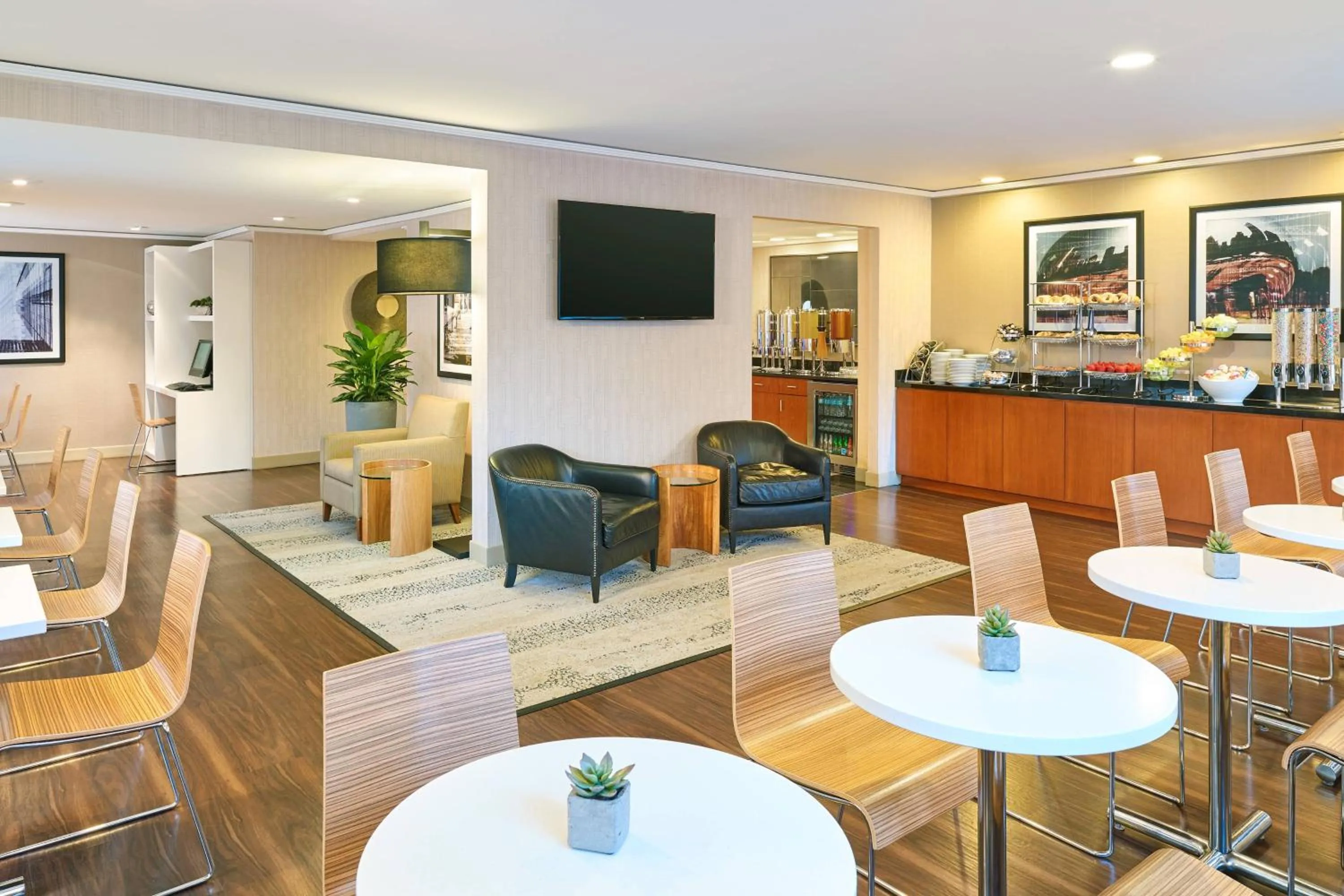 Lounge or bar in The Westin Michigan Avenue Chicago