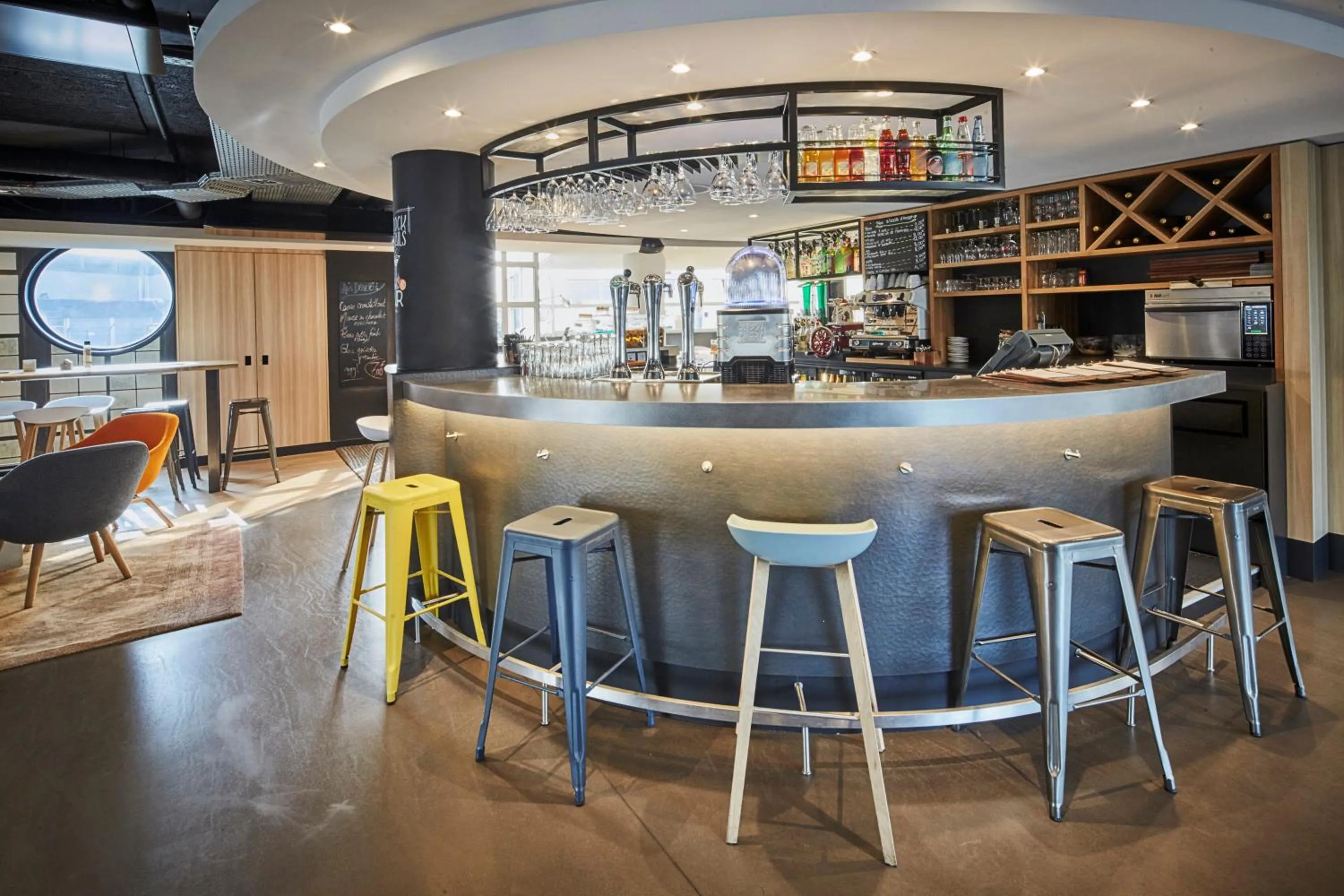 Lounge or bar in Campanile Le Bourget – Airport