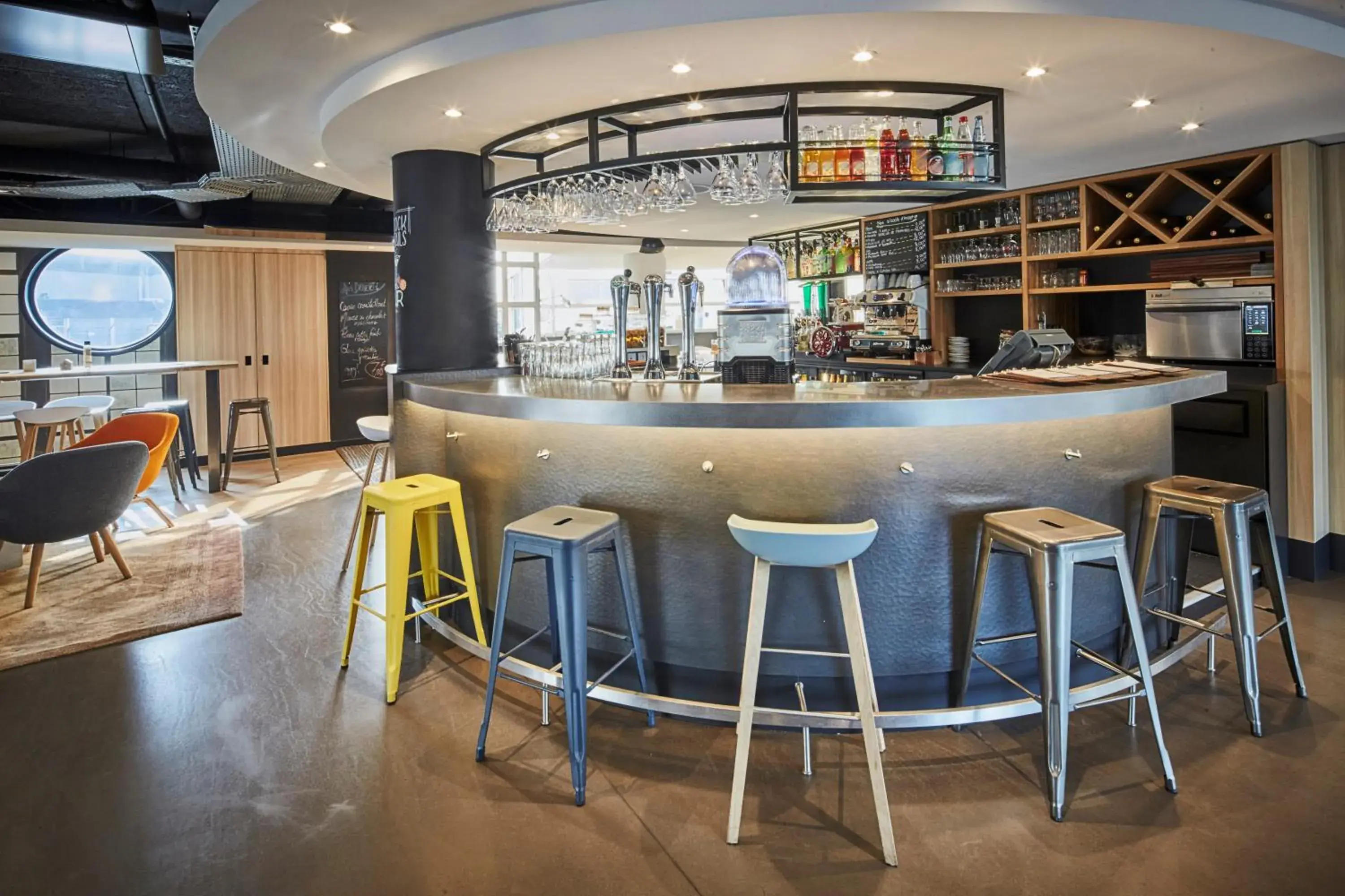 Lounge or bar in Radisson Hotel Paris Le Bourget Lounge or bar in Radisson Hotel Paris Le Bourget