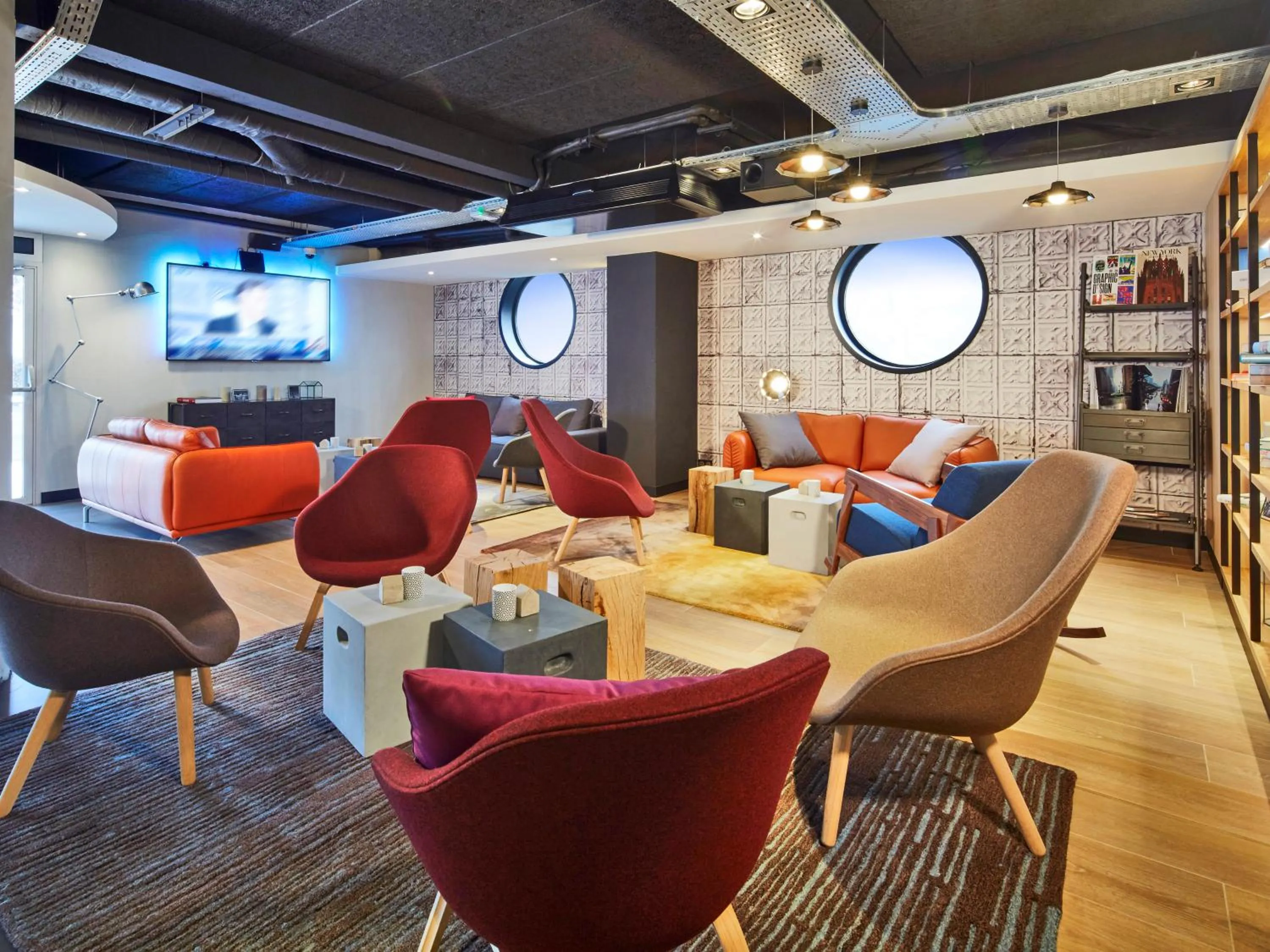 Communal lounge/ TV room in Campanile Le Bourget – Airport