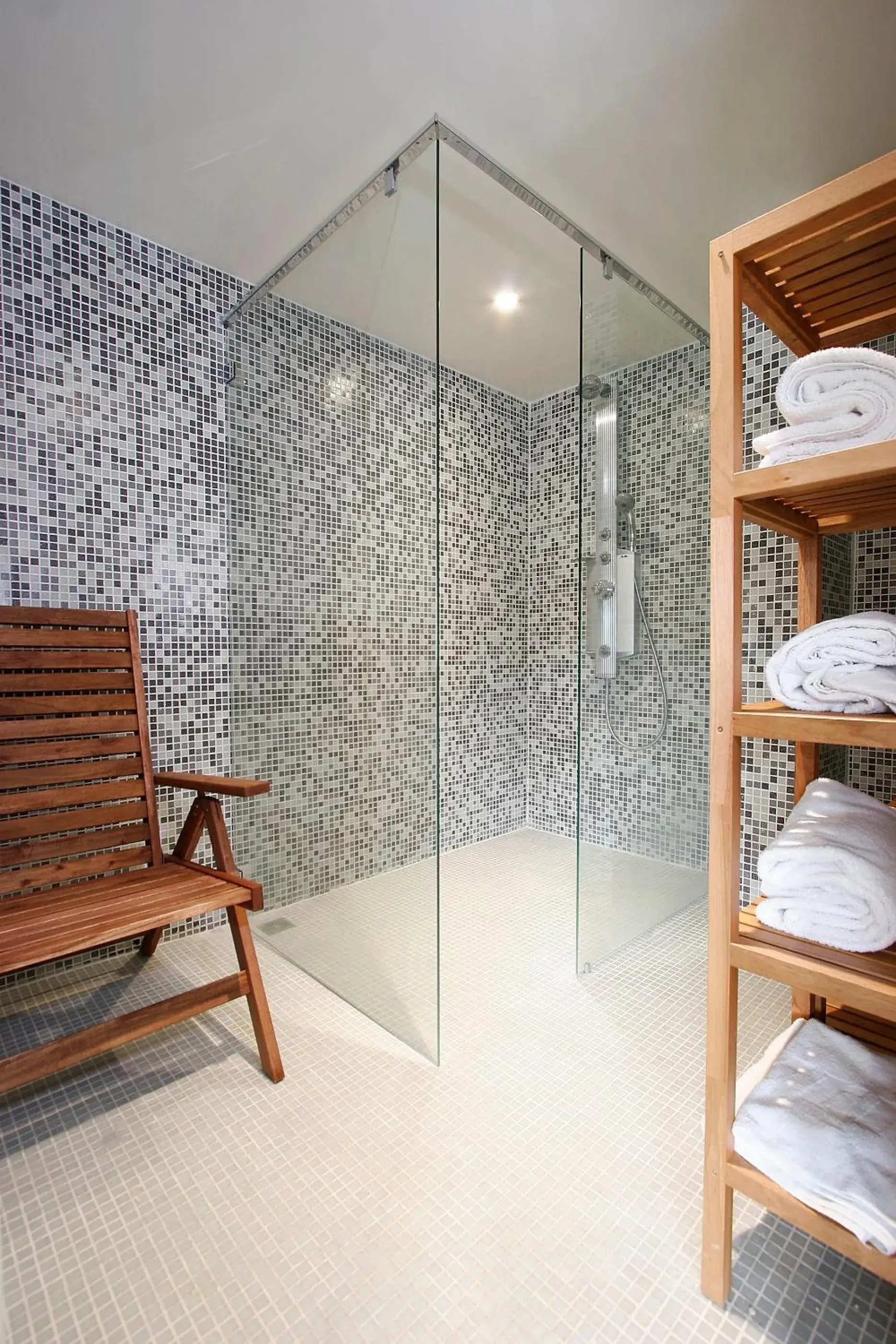 Bathroom in Radisson Hotel Paris Le Bourget Bathroom in Radisson Hotel Paris Le Bourget