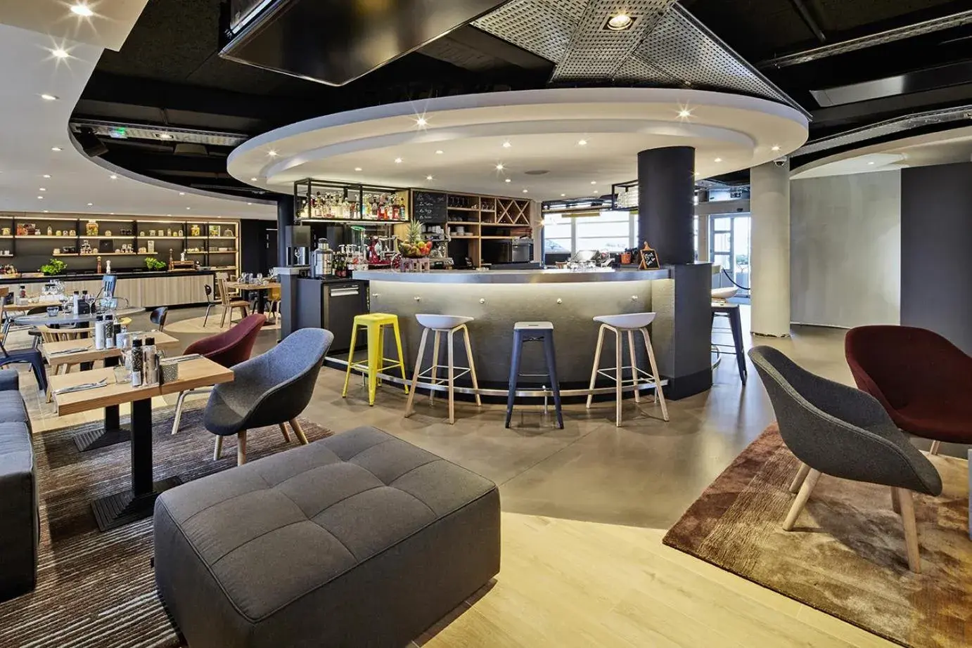 Lounge or bar in Radisson Hotel Paris Le Bourget Lounge or bar in Radisson Hotel Paris Le Bourget