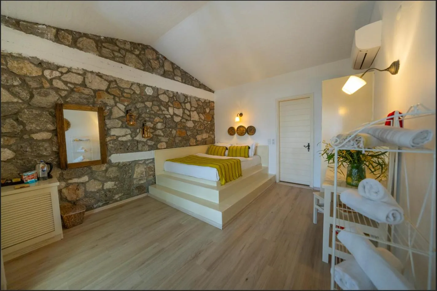 Bedroom, Bed in Nautical Hotel