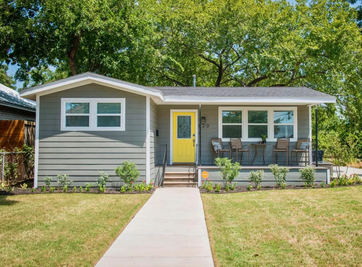 Walk to the Silos! 3 Bed 1960's Bungalow near Baylor