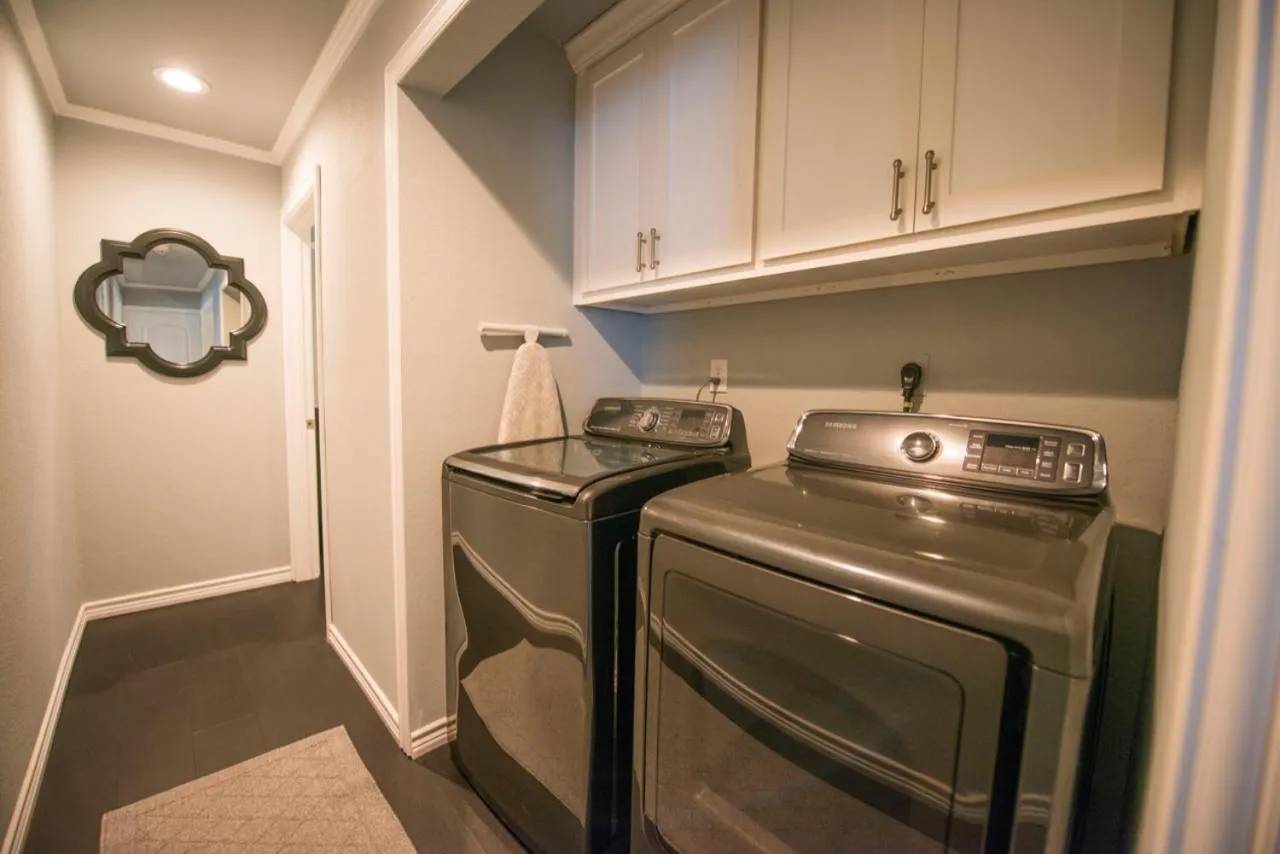 Walk to the Silos! 3 Bed 1960's Bungalow near Baylor