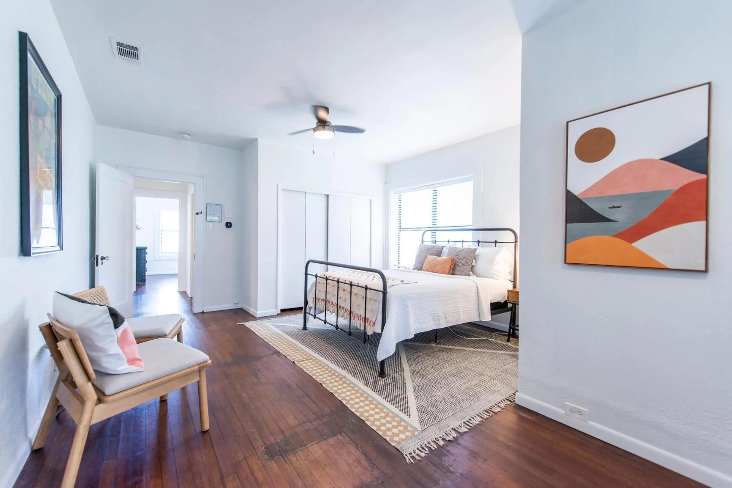 Bed in Classy 1927 Uptown Tudor 4 min to Magnolia