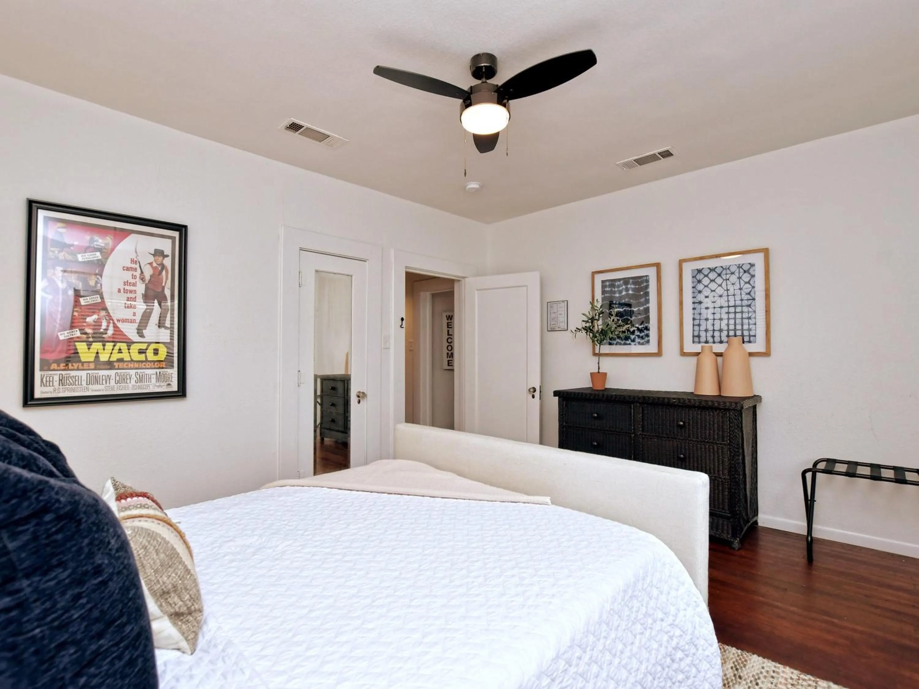 Bed in Classy 1927 Uptown Tudor 4 min to Magnolia