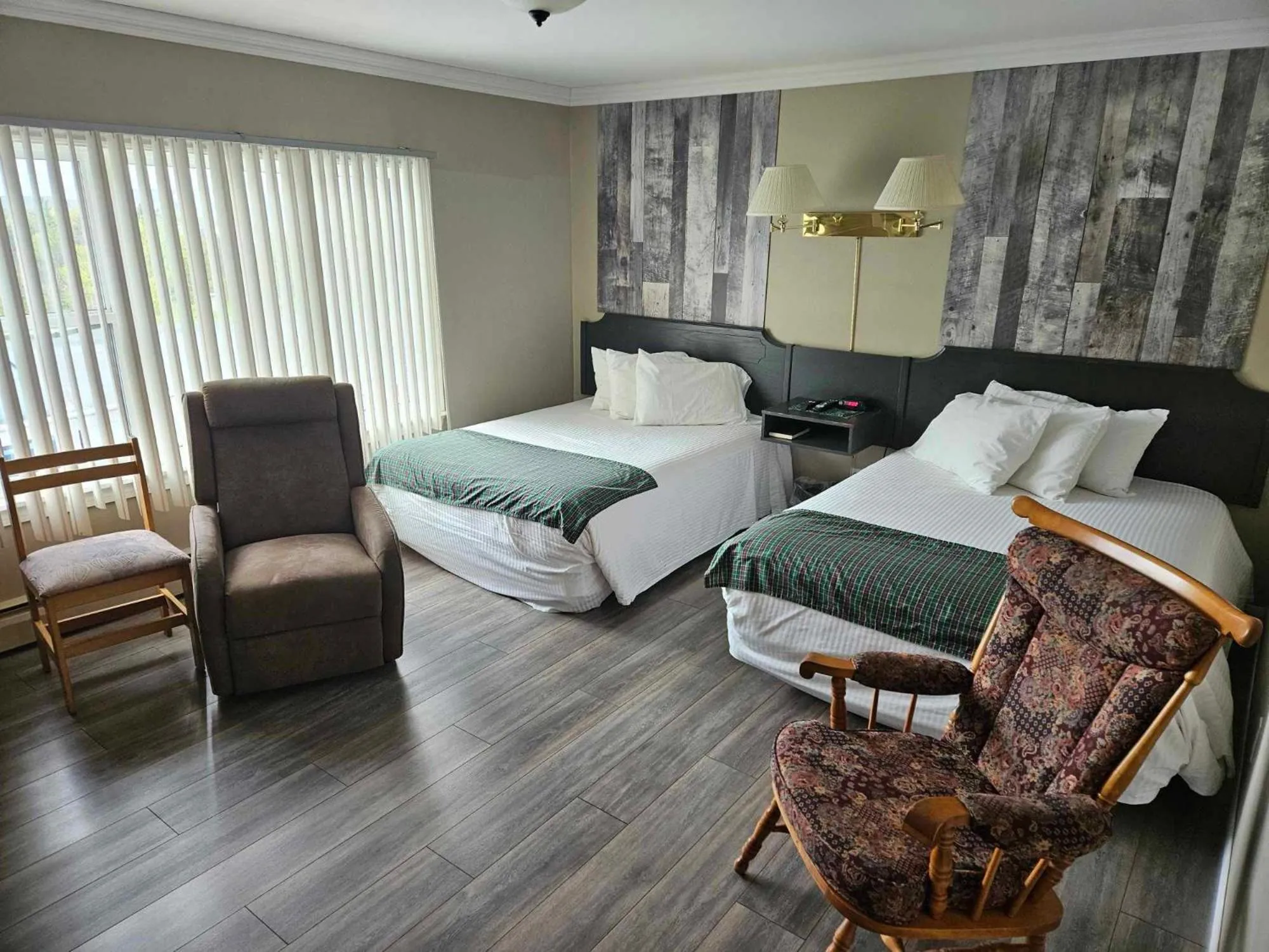 Bed in Silverwood Inn Hotel Bay Roberts