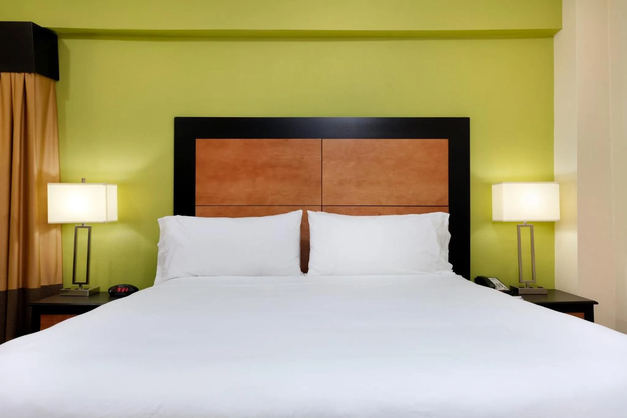 Photo of the whole room, Bed in Holiday Inn Express & Suites - Atlanta Downtown by IHG