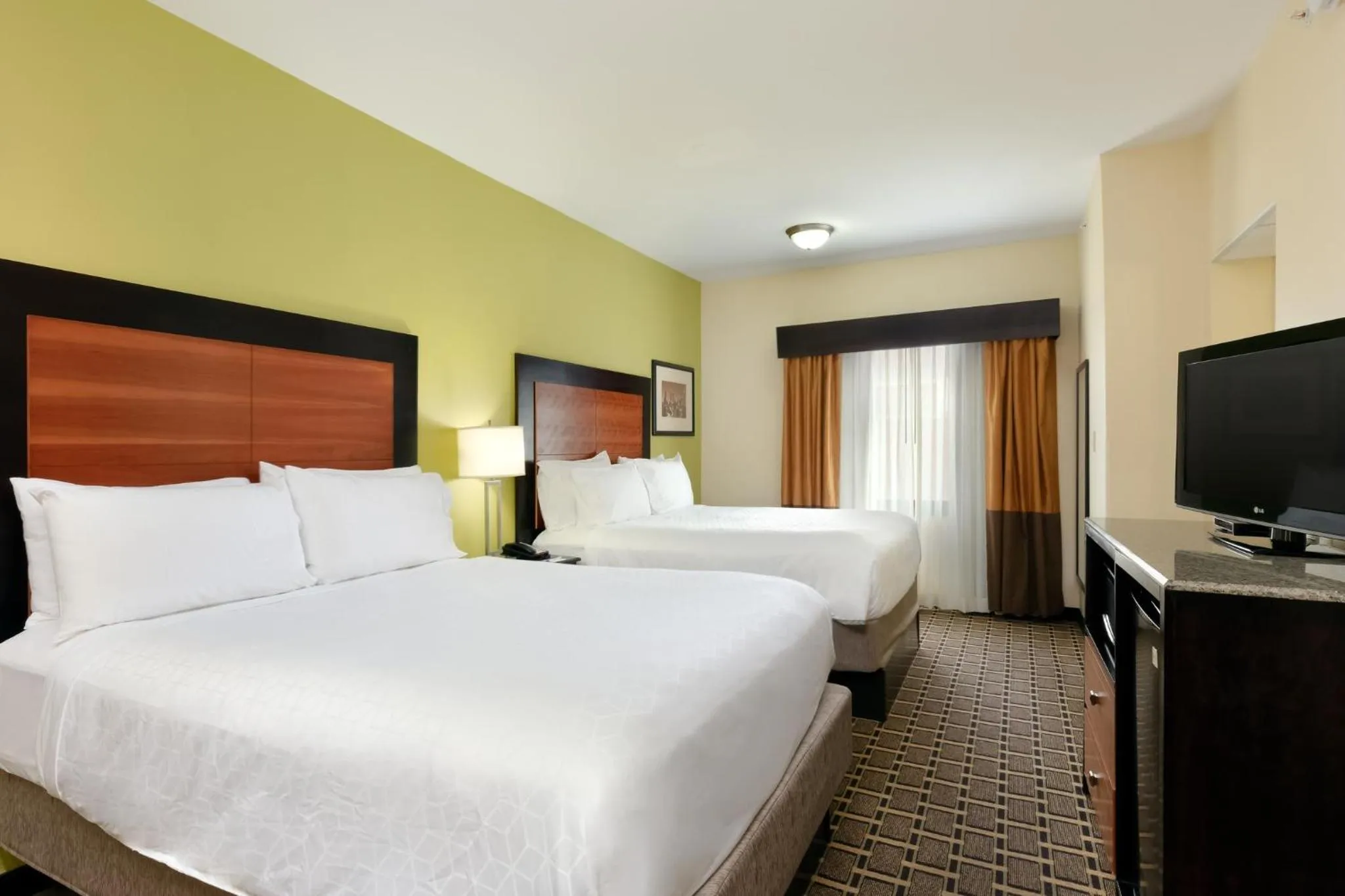 Photo of the whole room, Bed in Holiday Inn Express & Suites - Atlanta Downtown by IHG