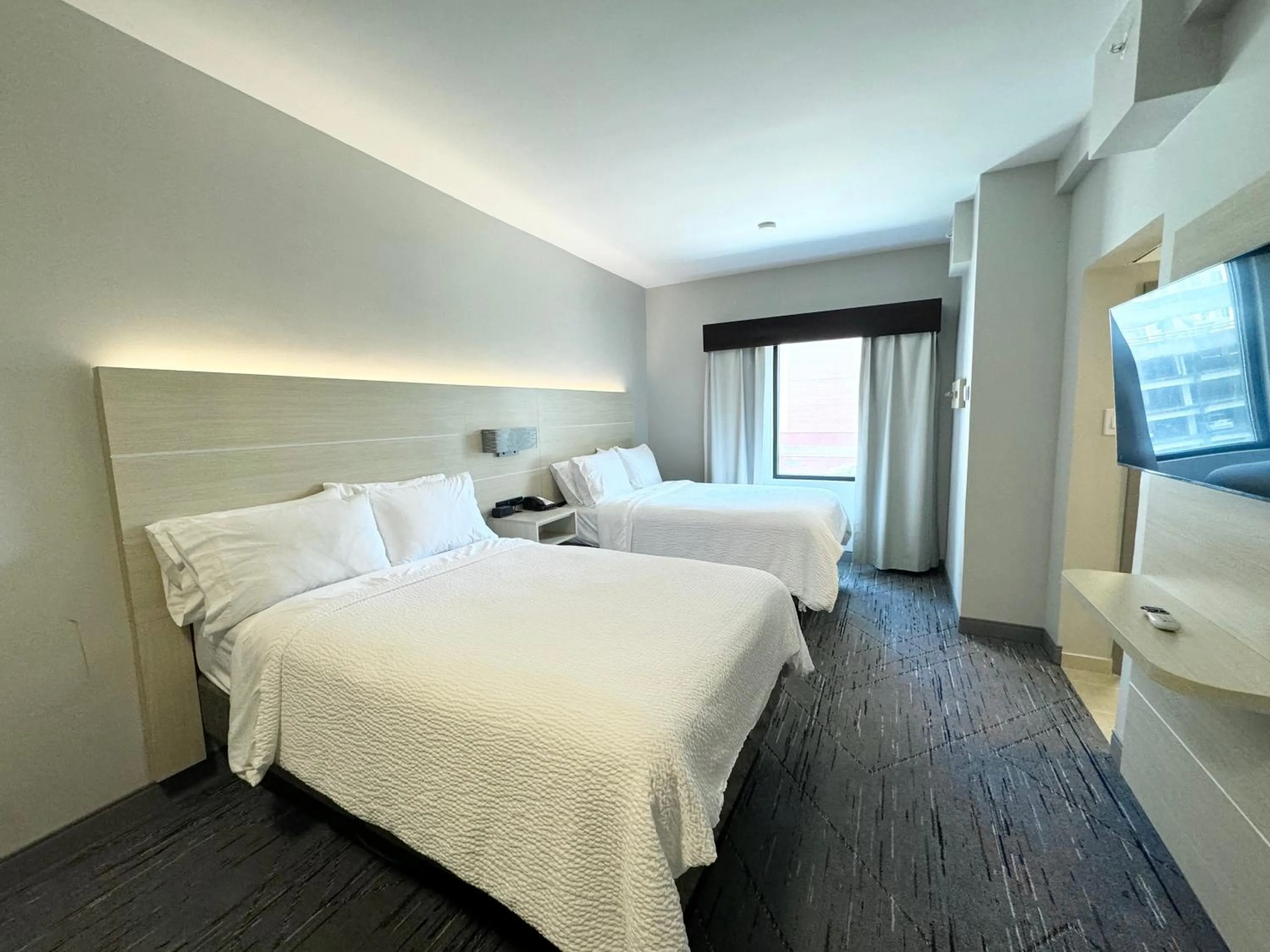 Bed in Holiday Inn Express & Suites - Atlanta Downtown by IHG