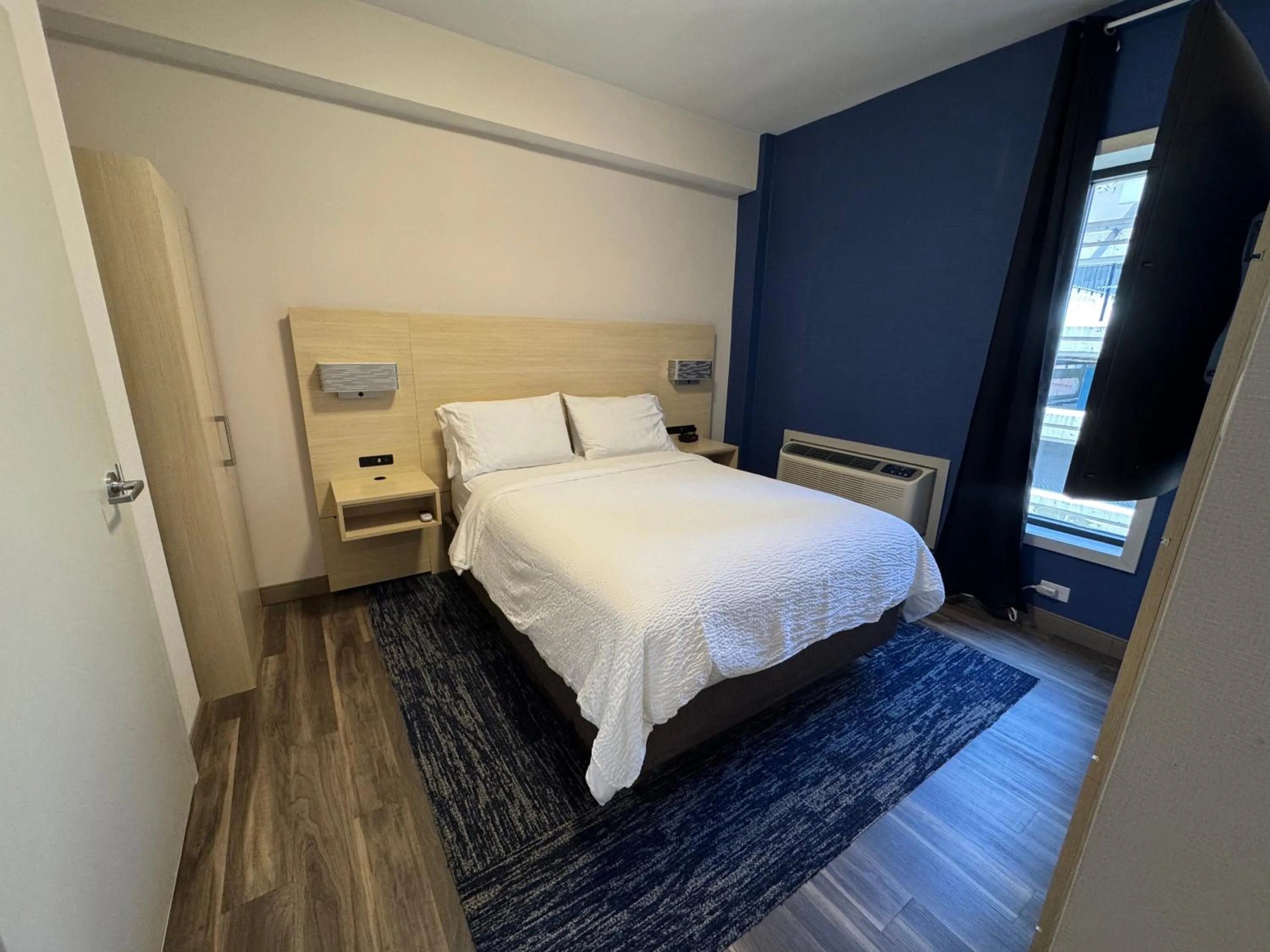 Bed in Holiday Inn Express & Suites - Atlanta Downtown by IHG