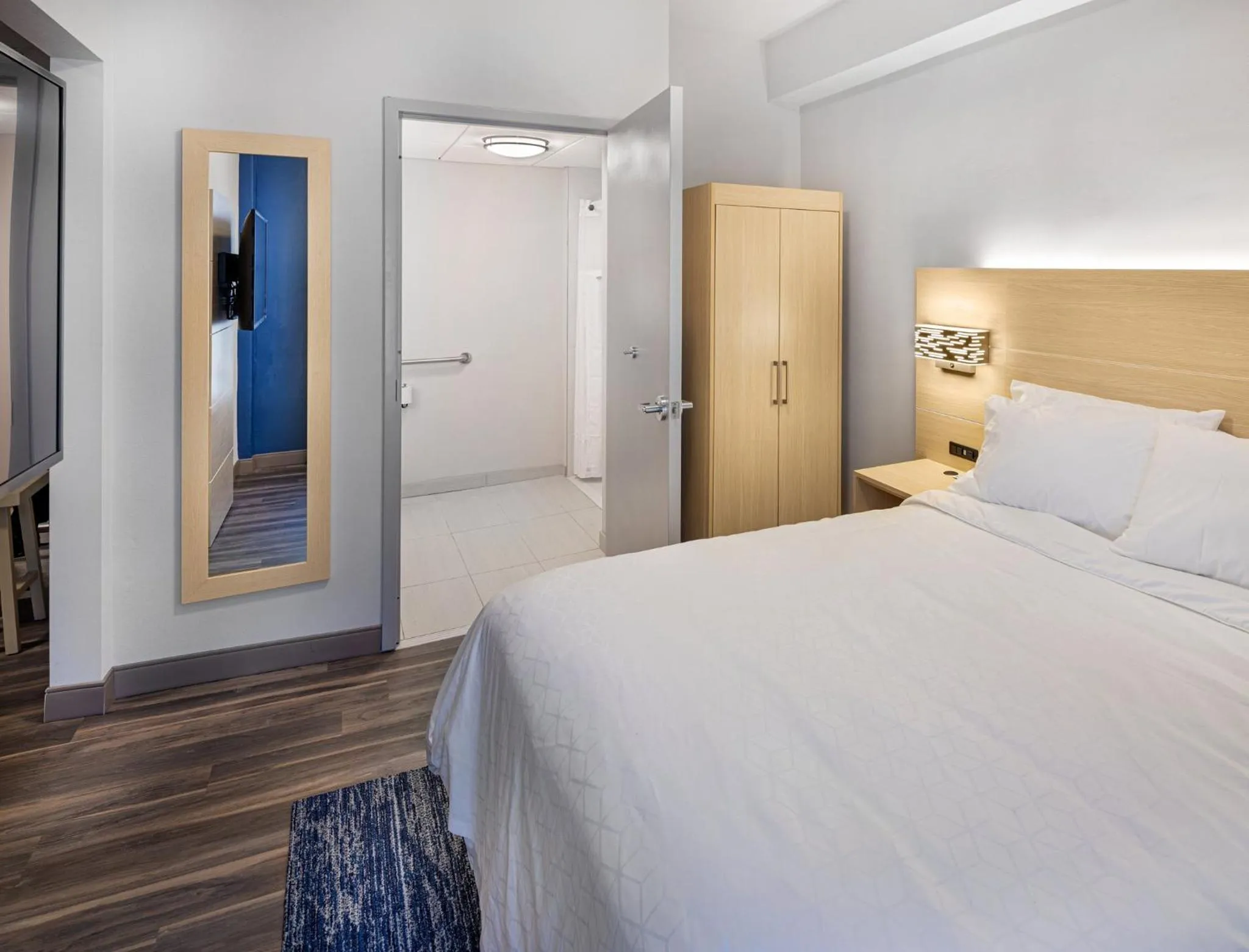 Photo of the whole room, Bed in Holiday Inn Express & Suites - Atlanta Downtown by IHG