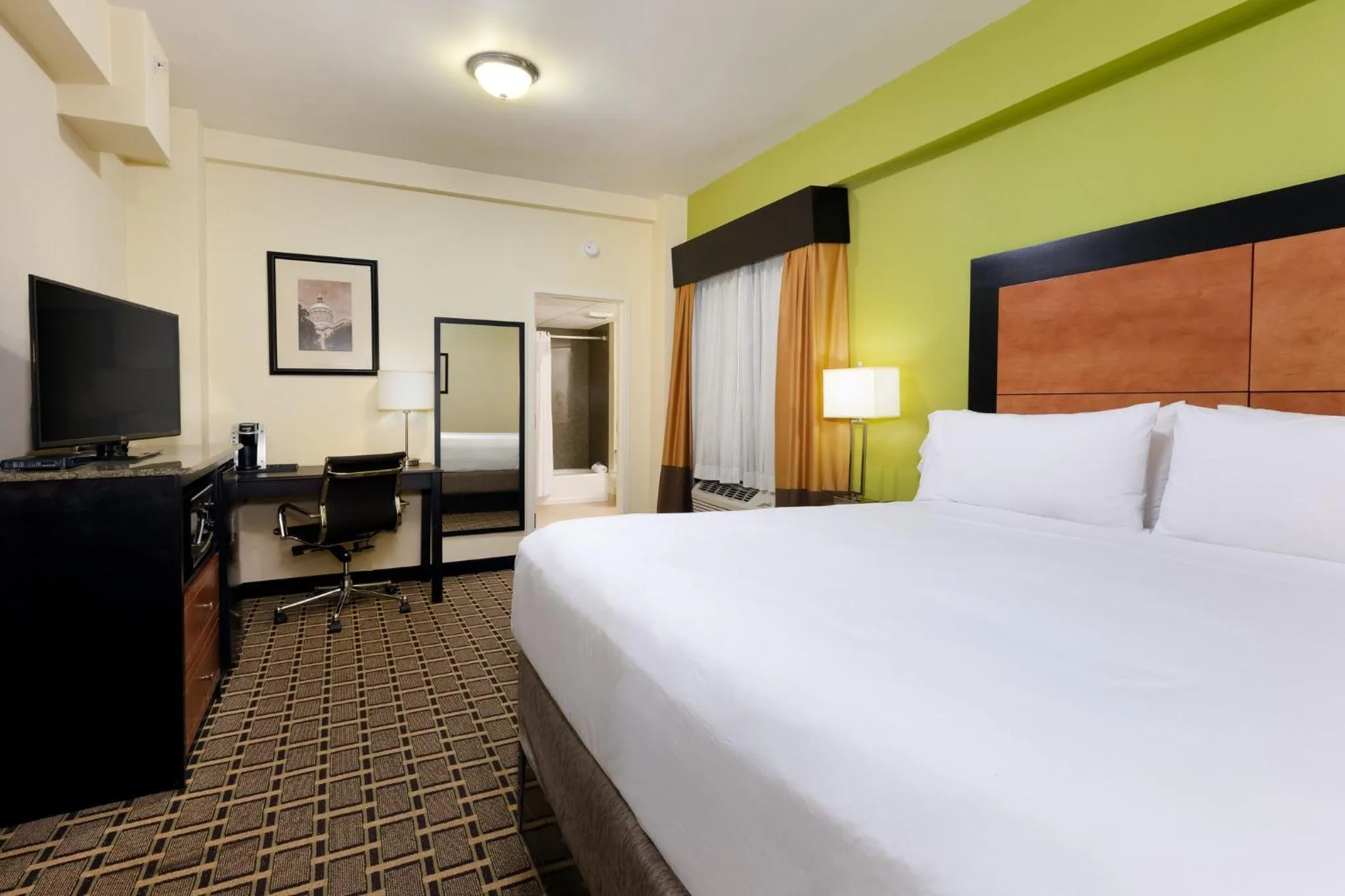 Photo of the whole room, Bed in Holiday Inn Express & Suites - Atlanta Downtown by IHG