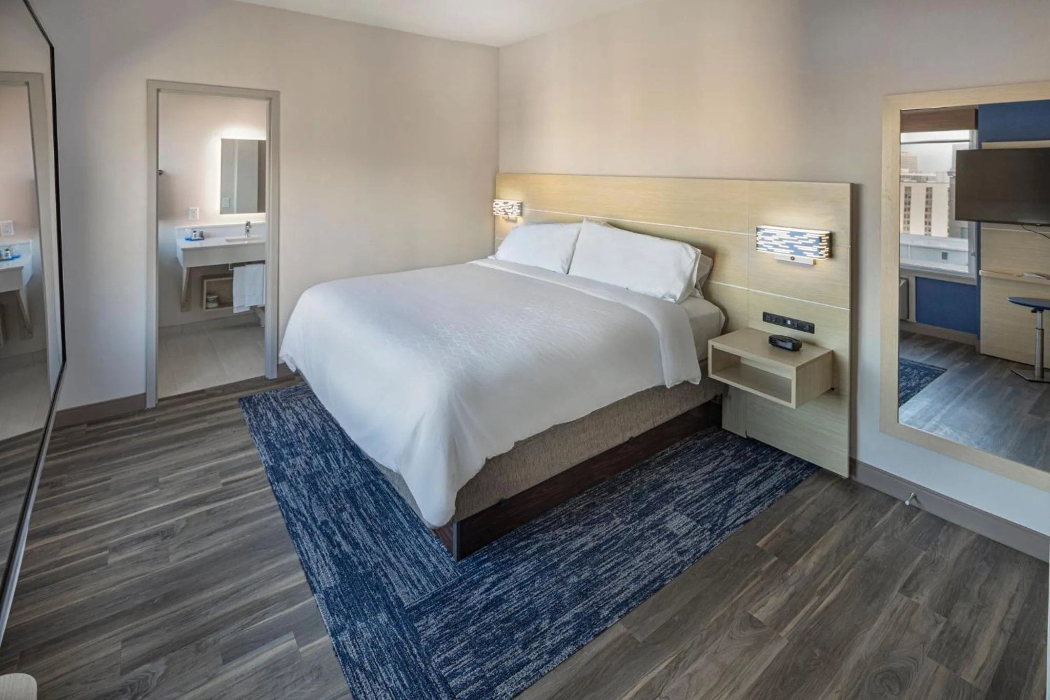 Photo of the whole room, Bed in Holiday Inn Express & Suites - Atlanta Downtown by IHG