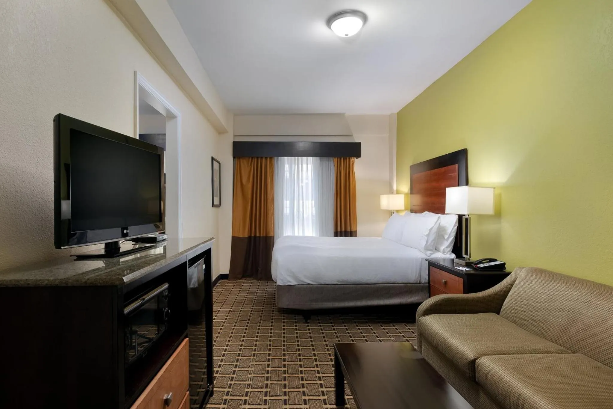 Photo of the whole room, Bed in Holiday Inn Express & Suites - Atlanta Downtown by IHG