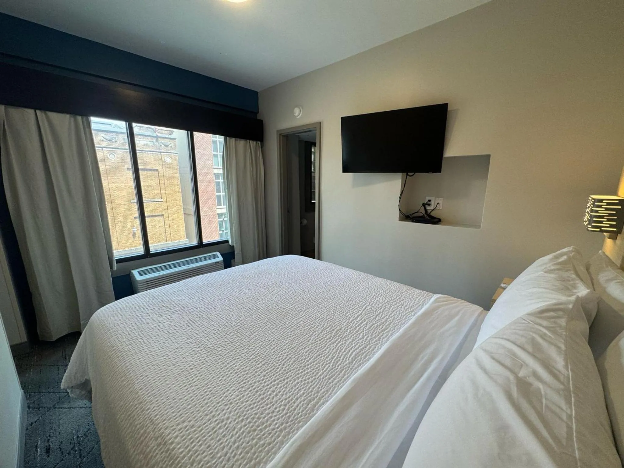 Bed in Holiday Inn Express & Suites - Atlanta Downtown by IHG