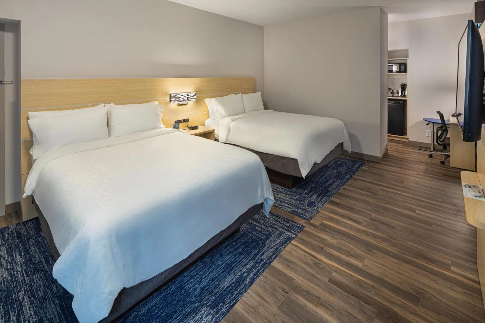 Photo of the whole room, Bed in Holiday Inn Express & Suites - Atlanta Downtown by IHG