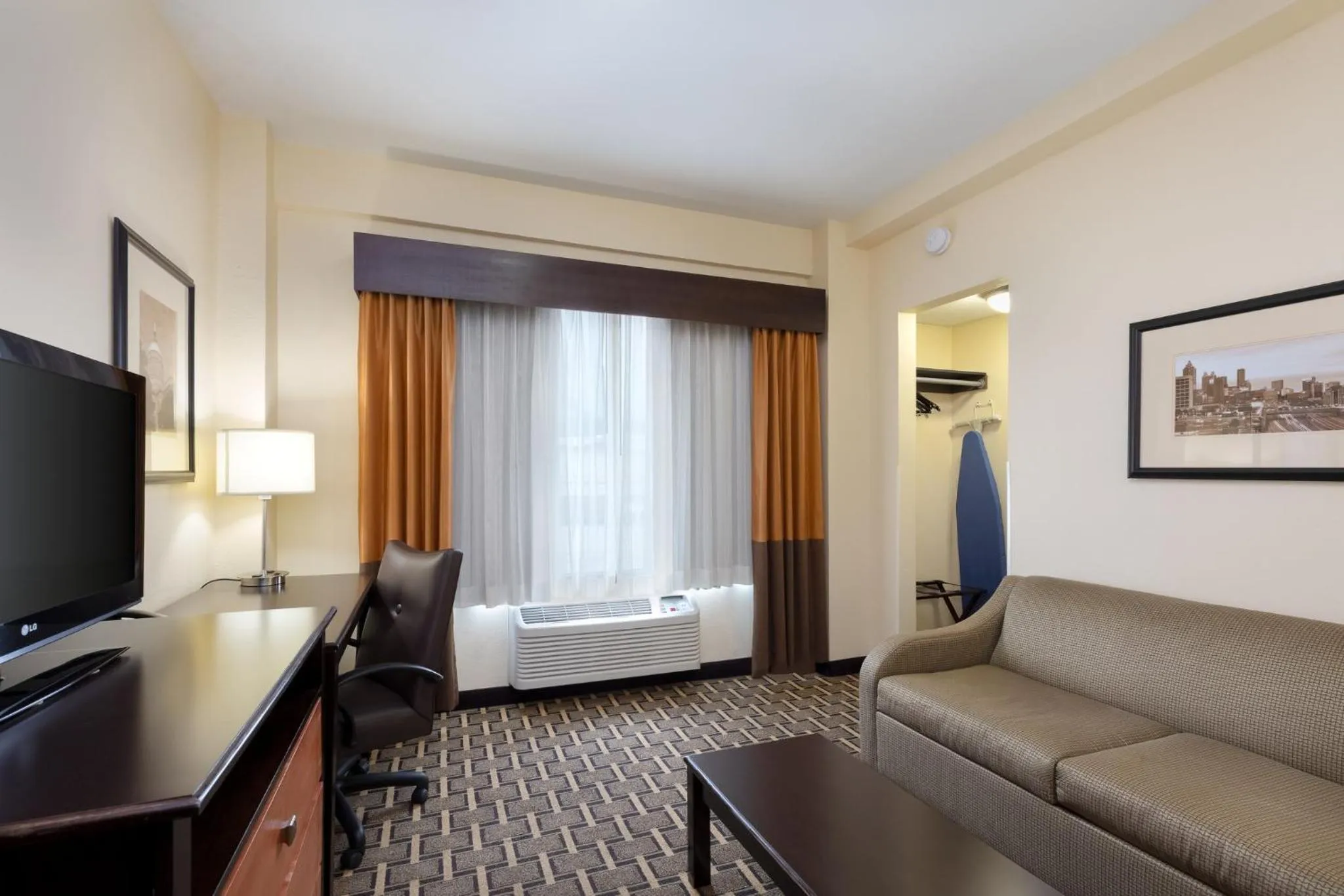 Photo of the whole room, Bed in Holiday Inn Express & Suites - Atlanta Downtown by IHG