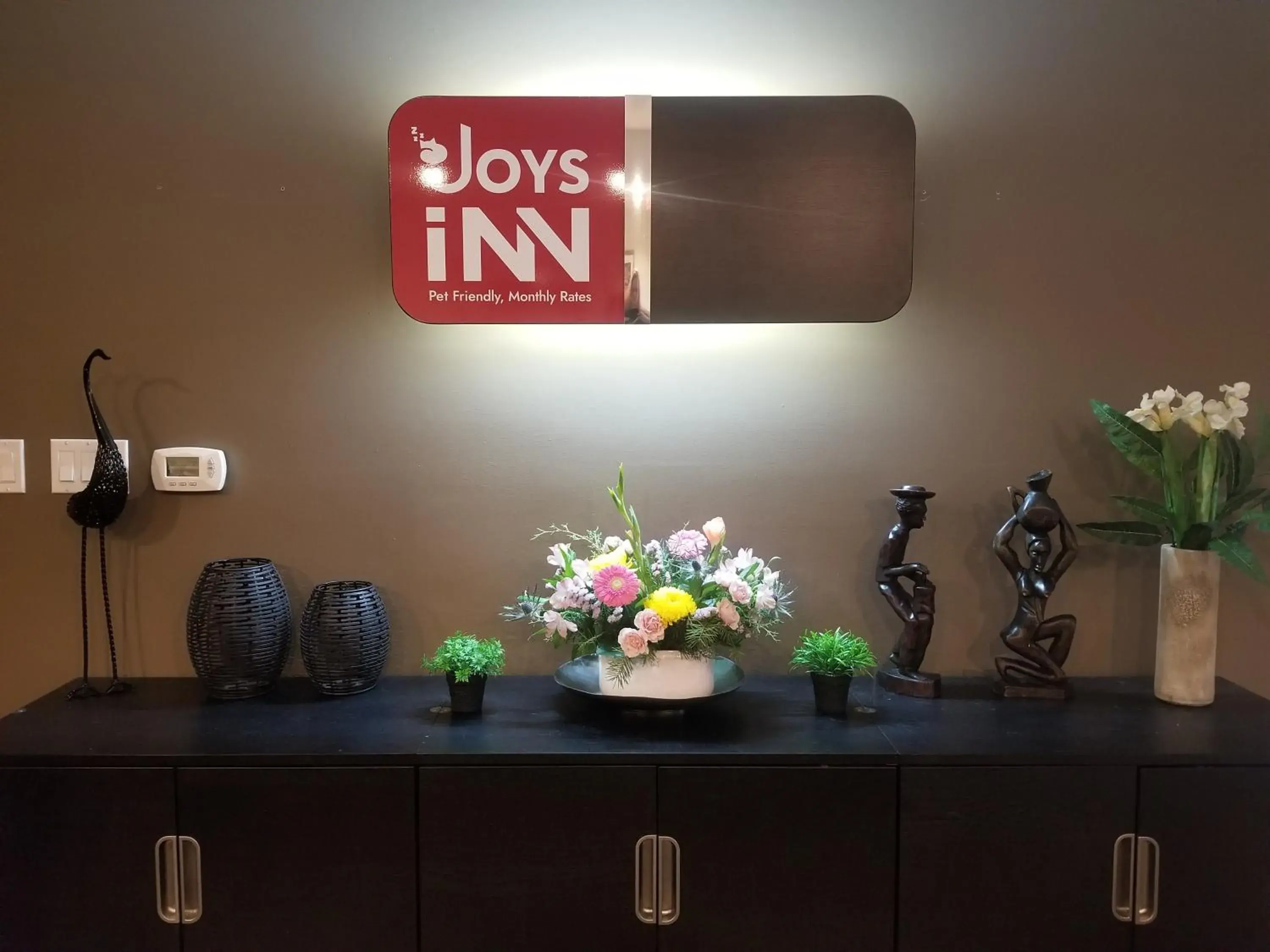 Lobby or reception in Joys Inn Innisfail, AB Lobby or reception in Joys Inn Innisfail, AB