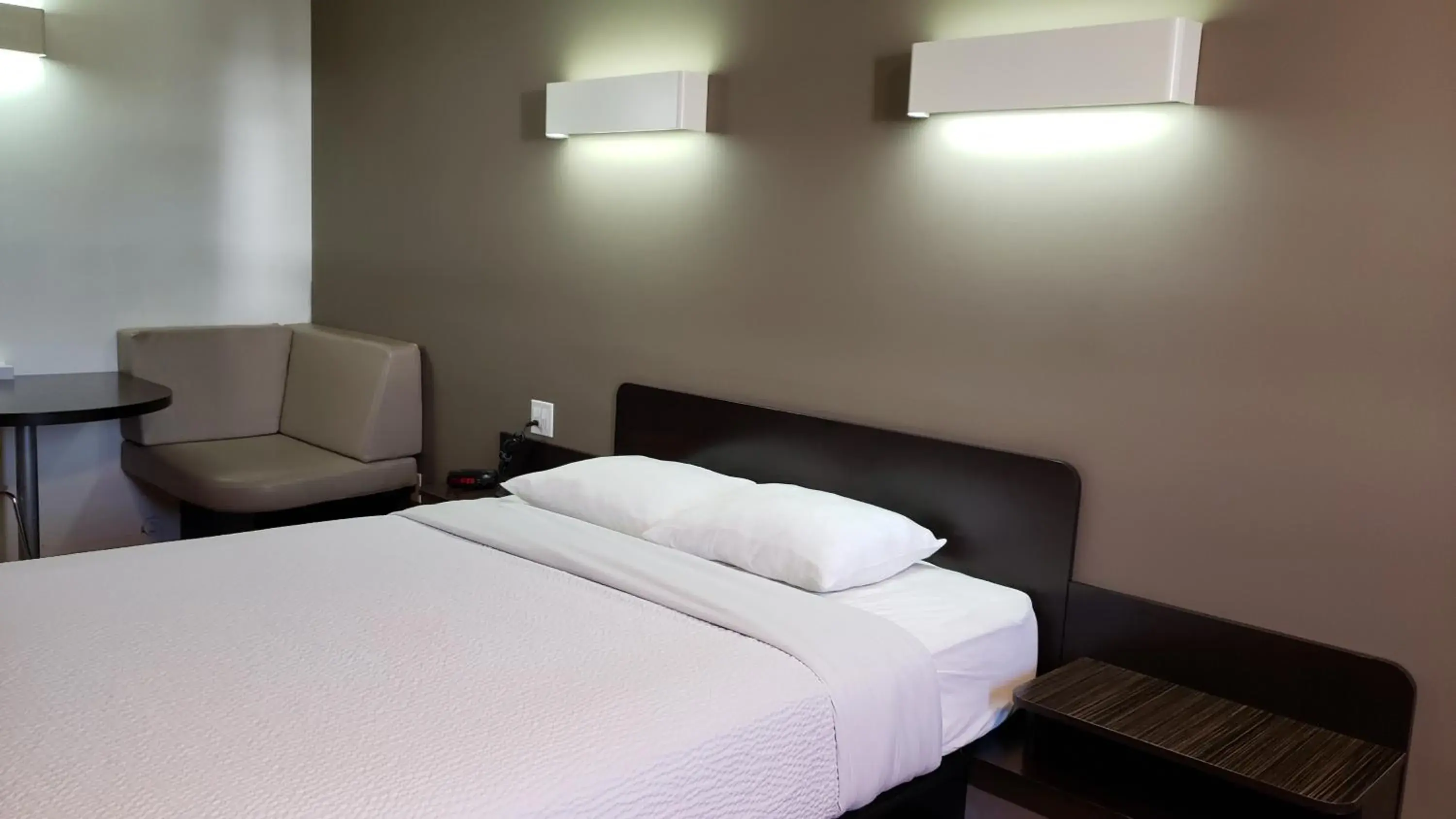 Bed in Joys Inn Innisfail, AB Bed in Joys Inn Innisfail, AB