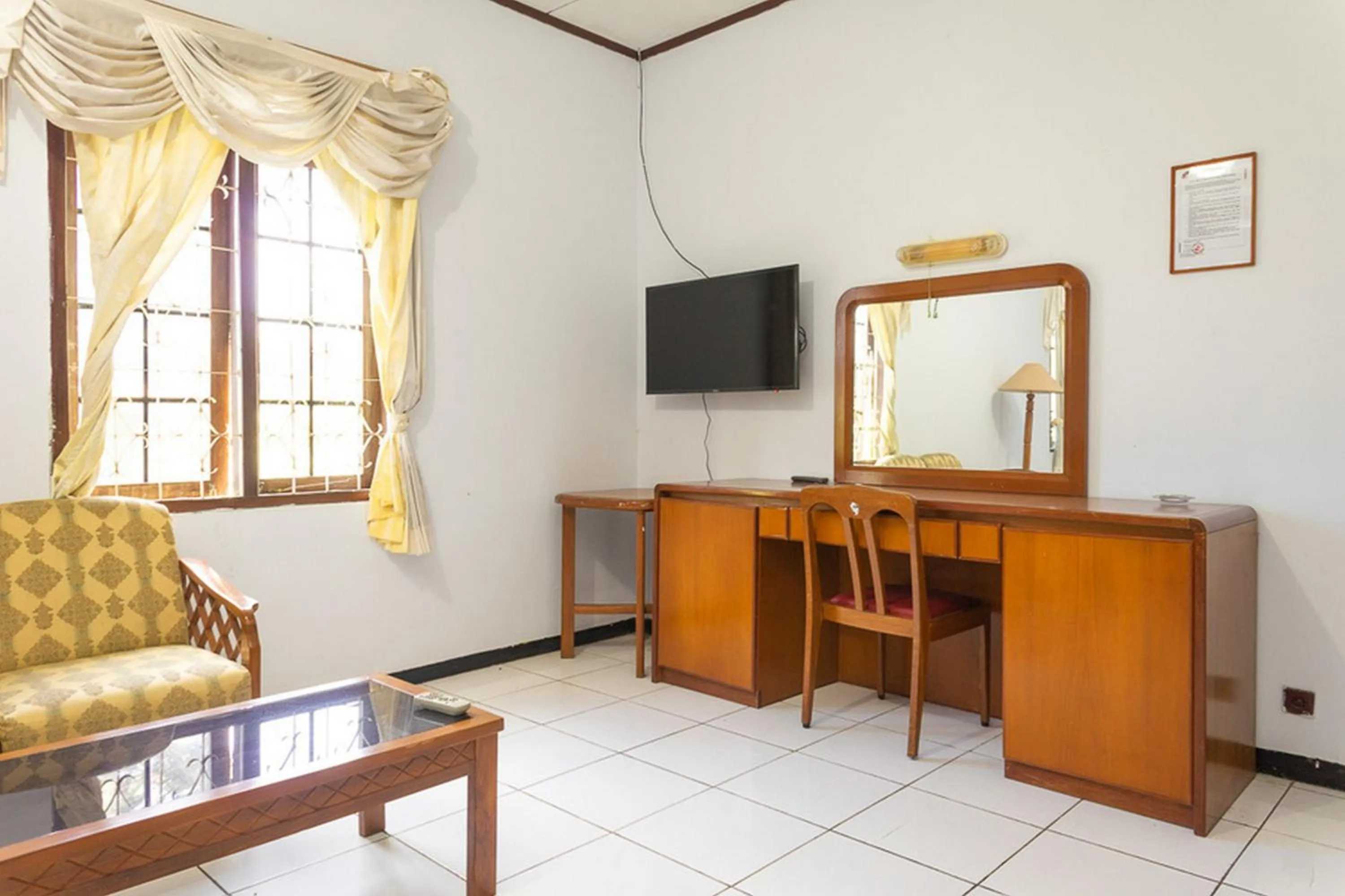 TV and multimedia in RedDoorz @ Hotel Damanaka Pangalengan