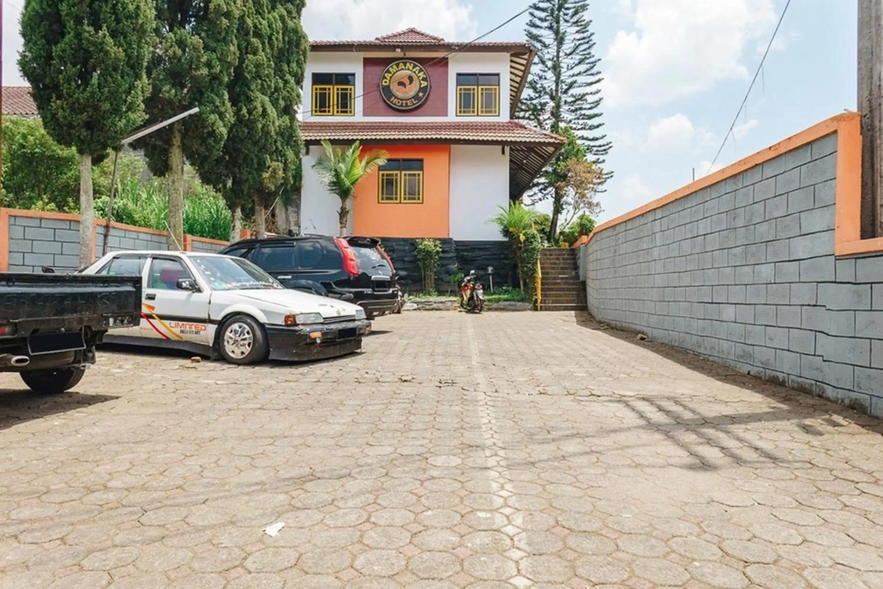 Facade/entrance in RedDoorz @ Hotel Damanaka Pangalengan Facade/entrance in RedDoorz @ Hotel Damanaka Pangalengan