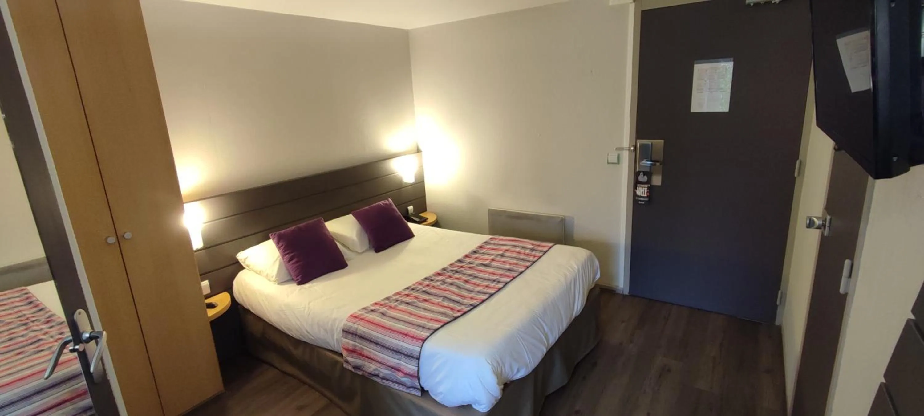 Bedroom, Bed in Kyriad Orthez