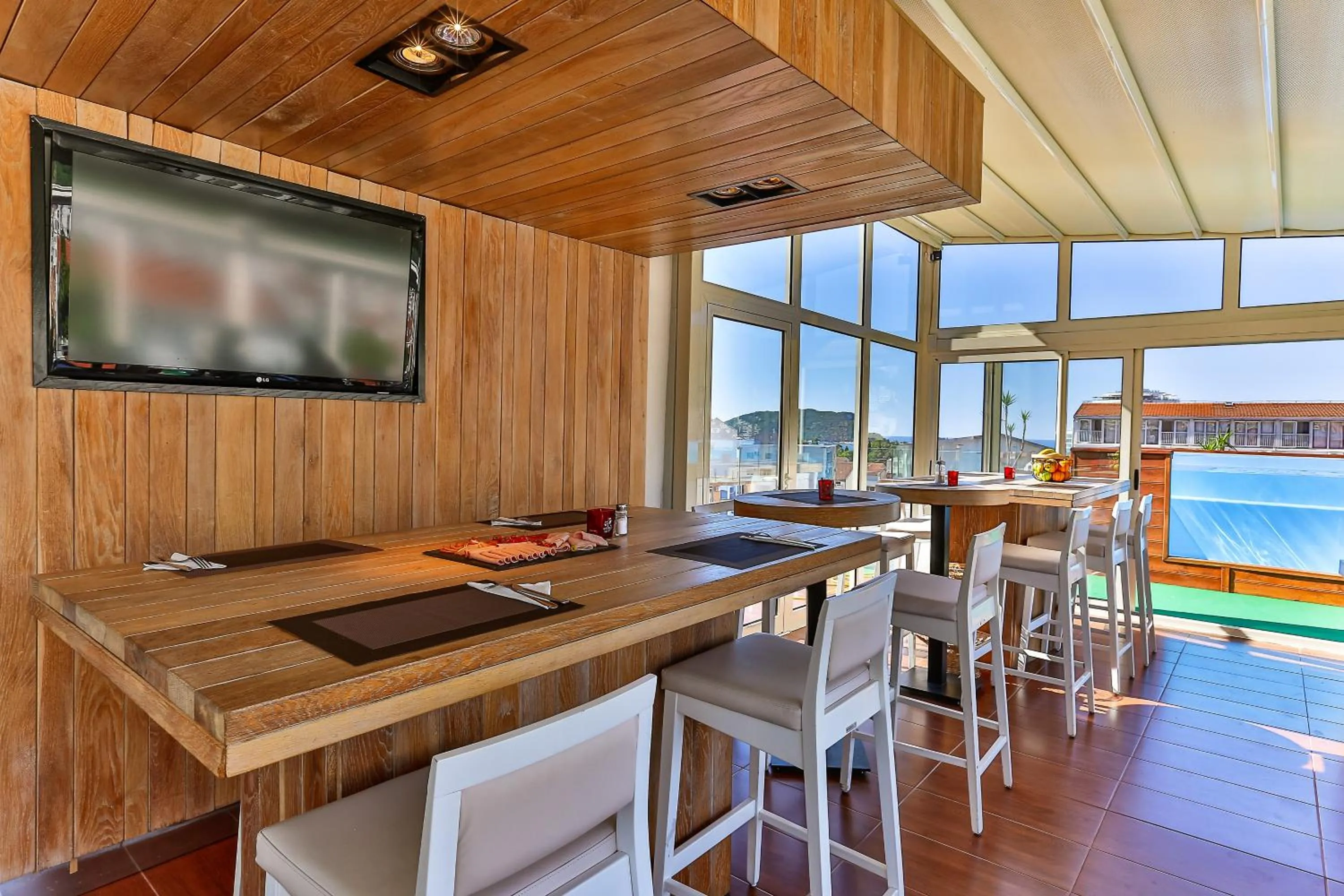 Restaurant/places to eat in Villa Skyprime