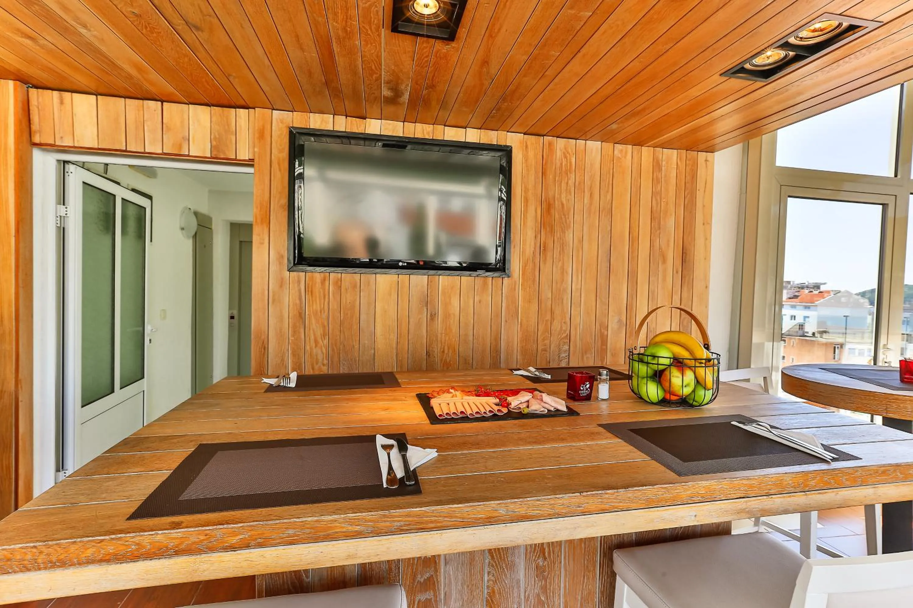 Restaurant/places to eat in Villa Skyprime