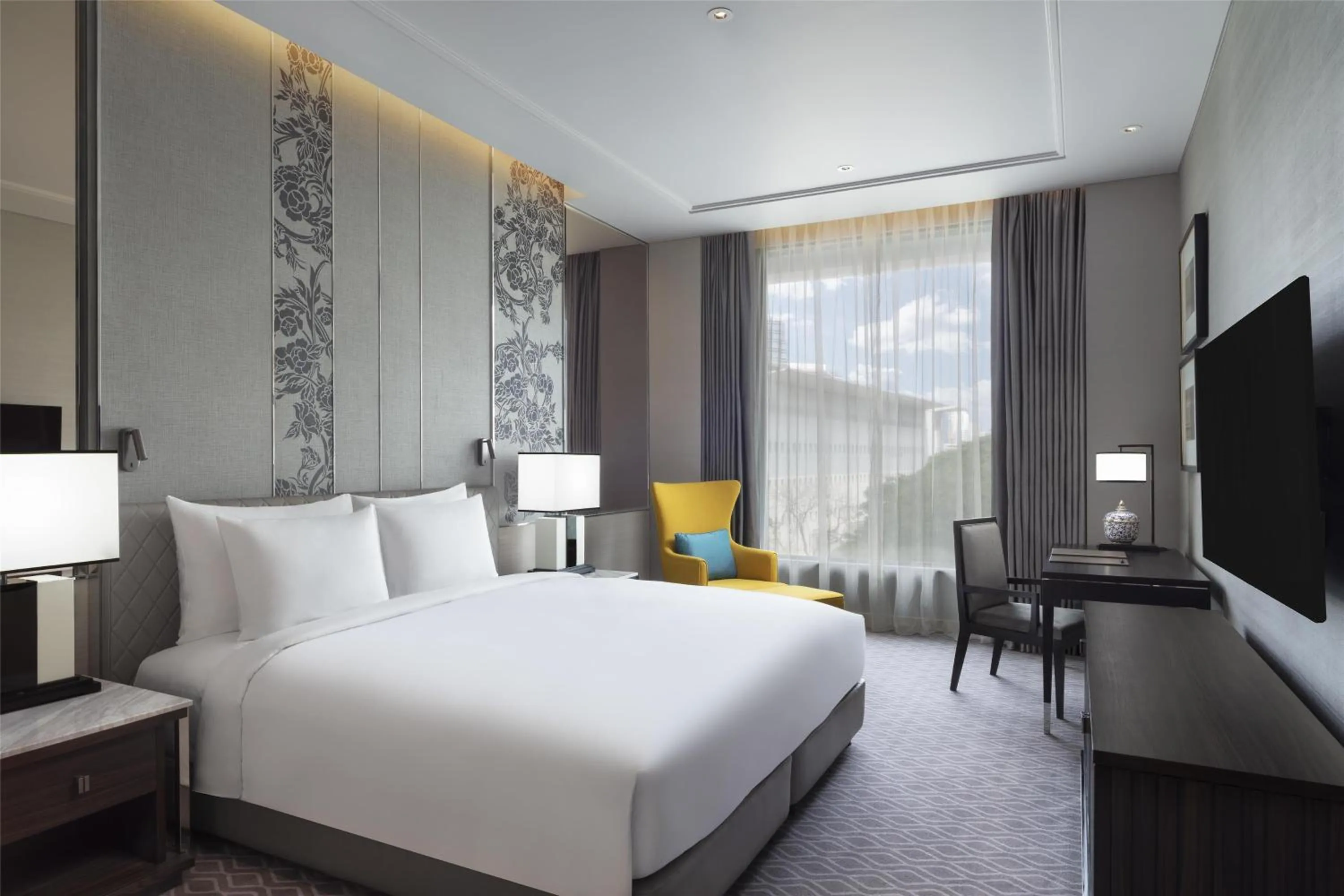 Photo of the whole room, Bed in Sindhorn Kempinski Hotel Bangkok