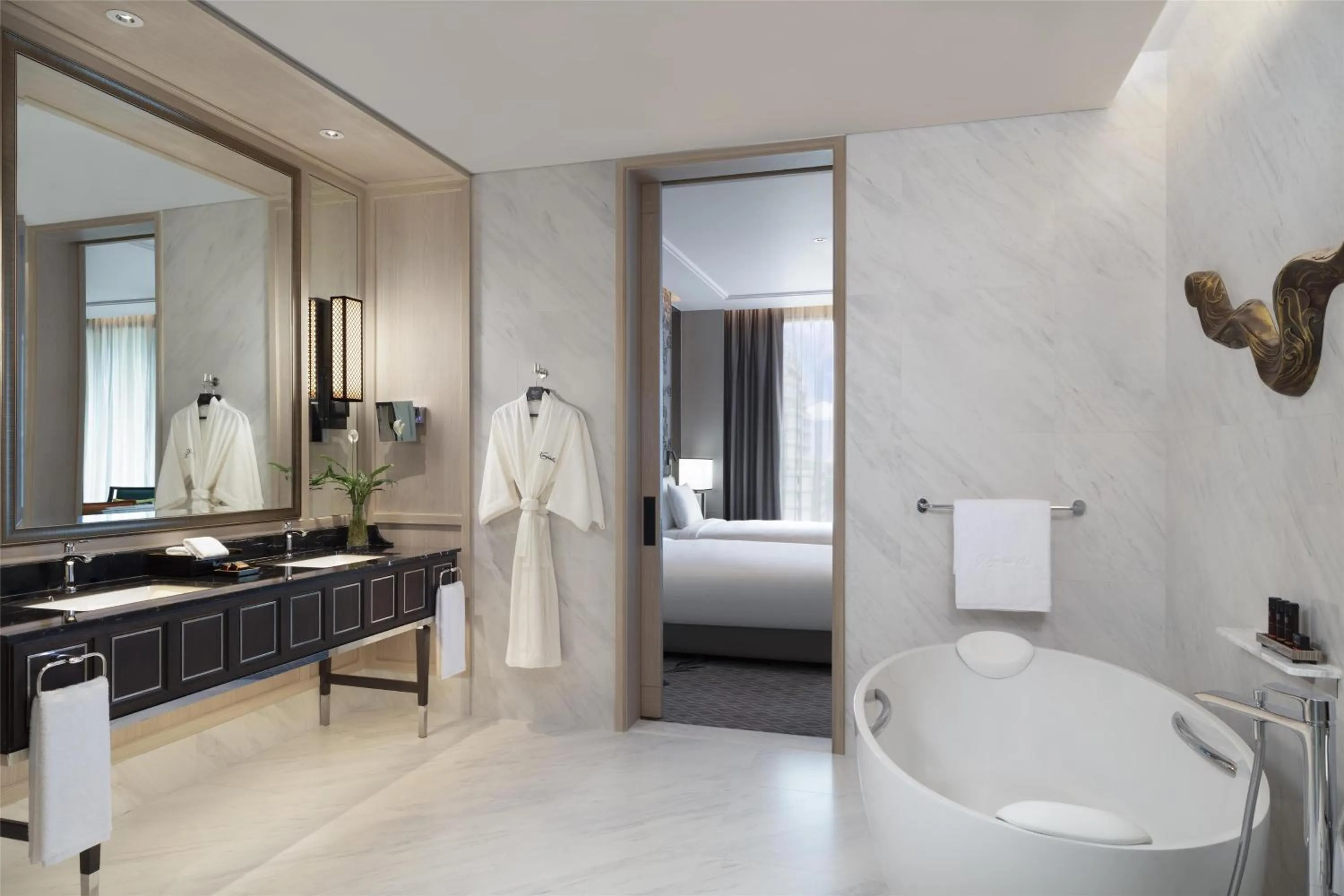 Bathroom, Bed in Sindhorn Kempinski Hotel Bangkok