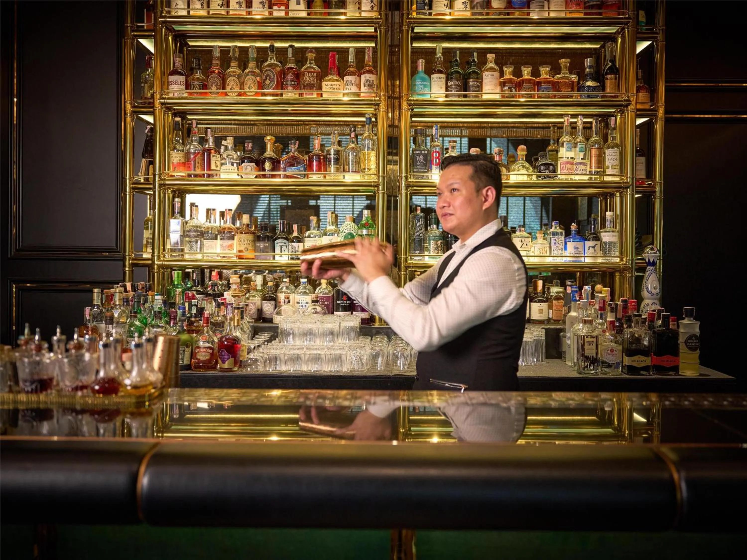 Lounge or bar in Sindhorn Kempinski Hotel Bangkok