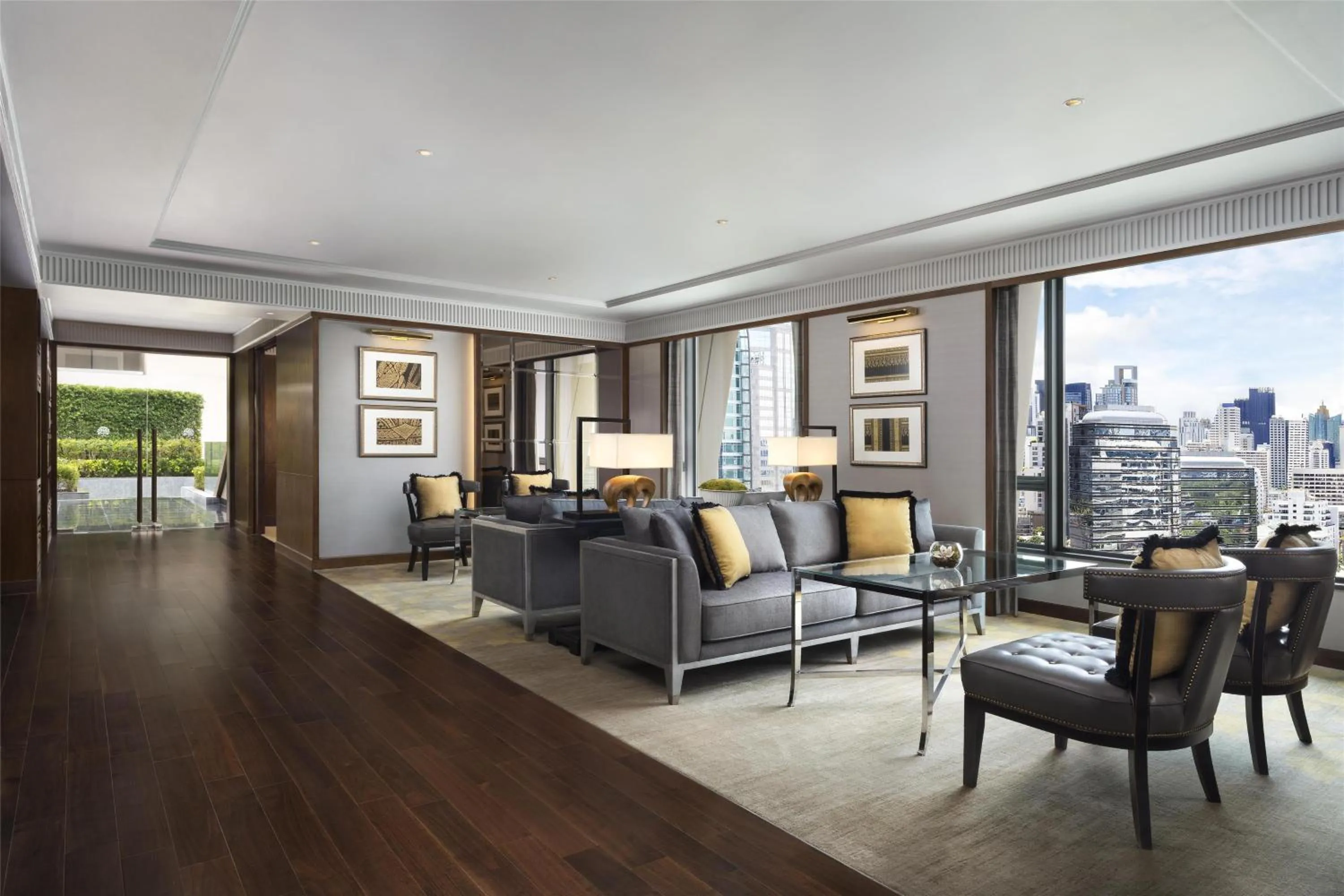 Lounge or bar in Sindhorn Kempinski Hotel Bangkok