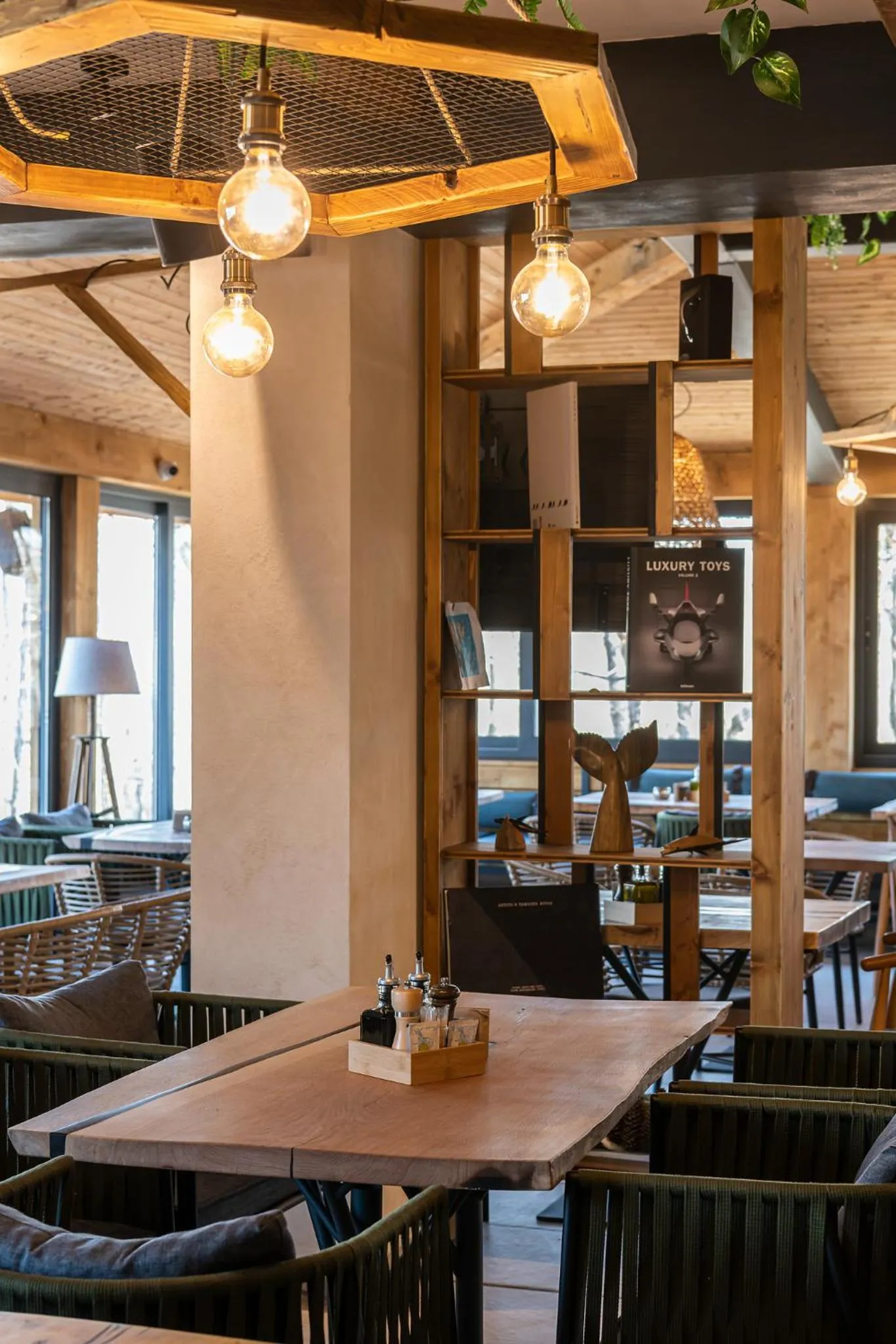 Restaurant/places to eat in Utopia Forest