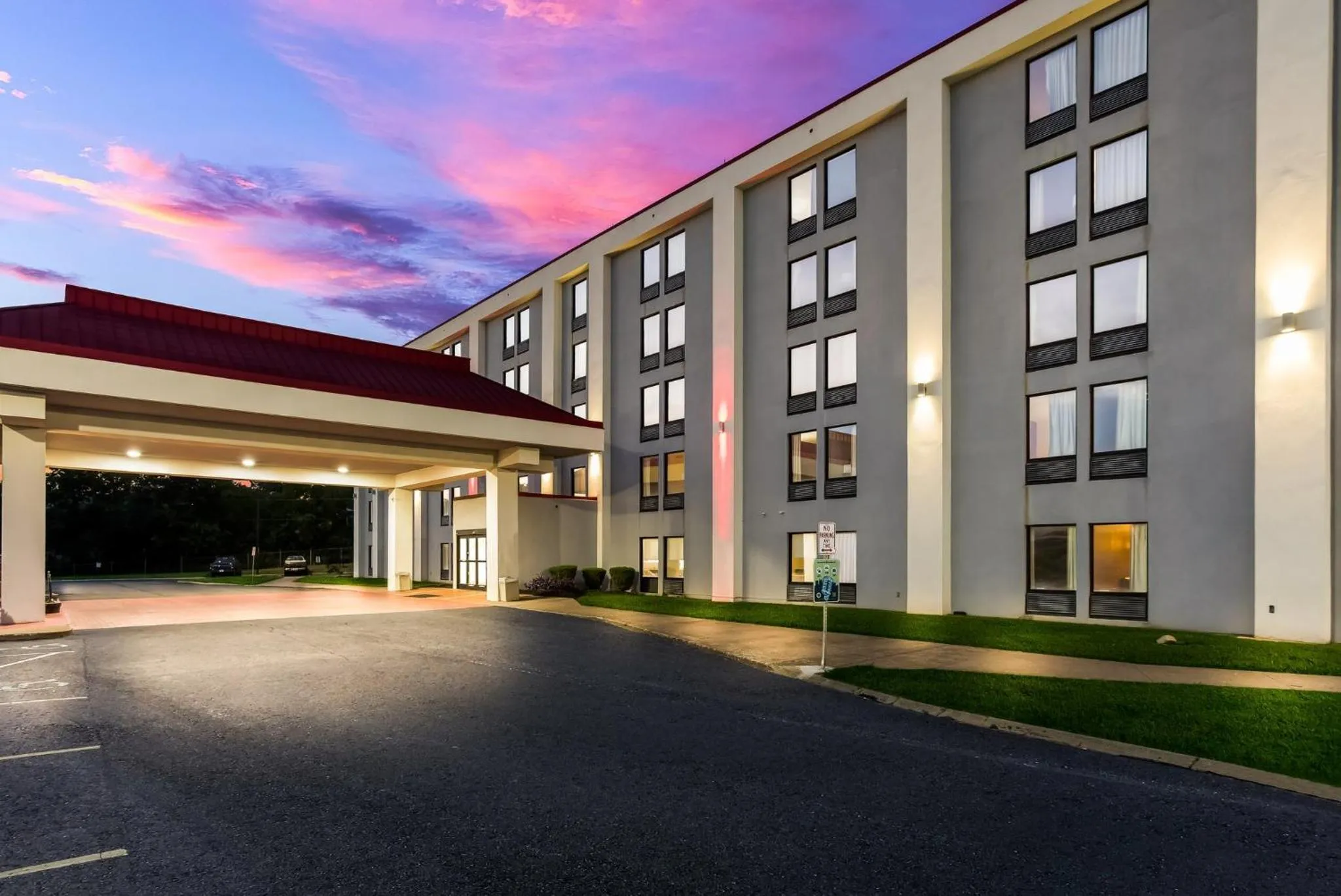 Property building in Red Roof Inn Nashville - Music City