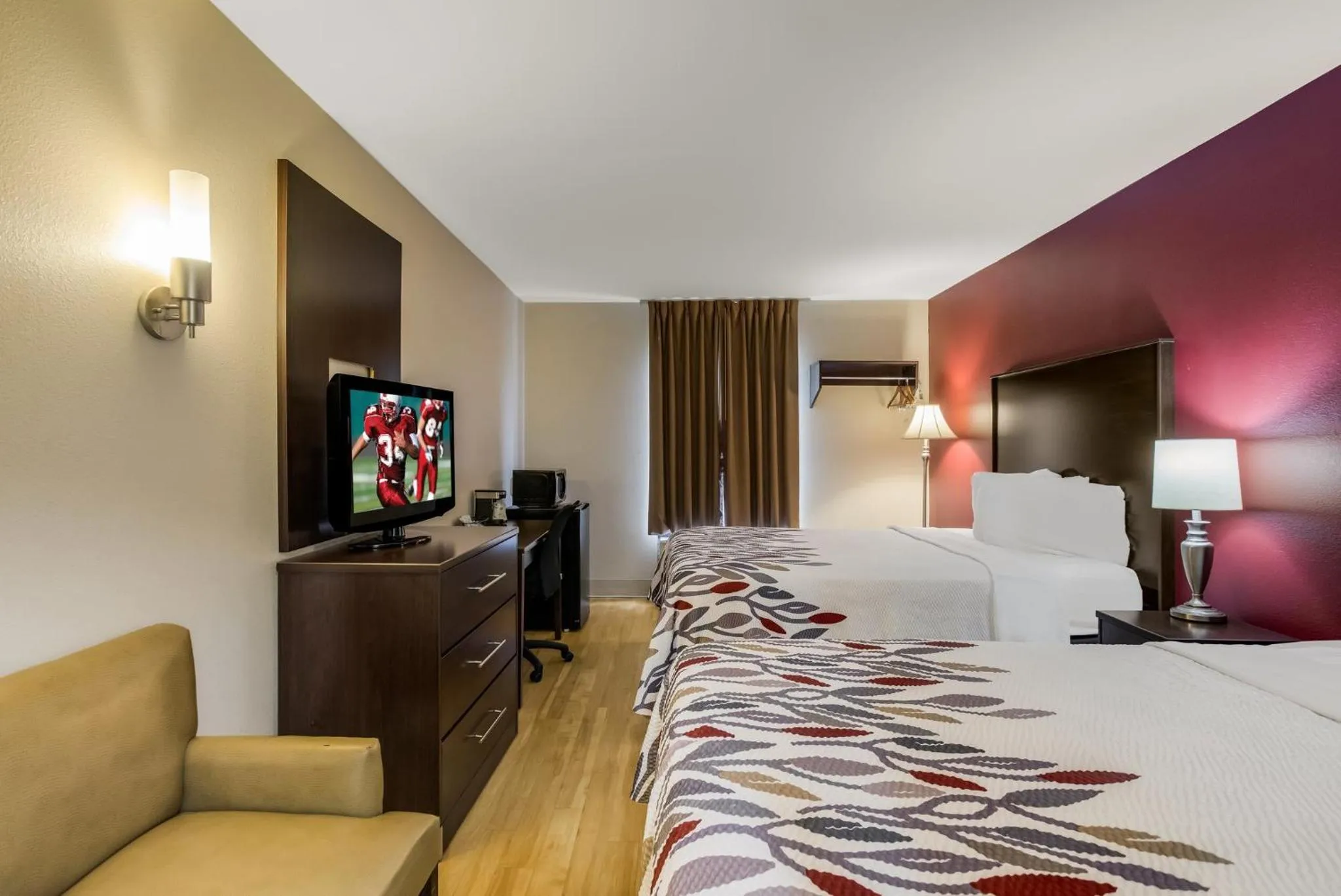 Photo of the whole room, Bed in Red Roof Inn Nashville - Music City