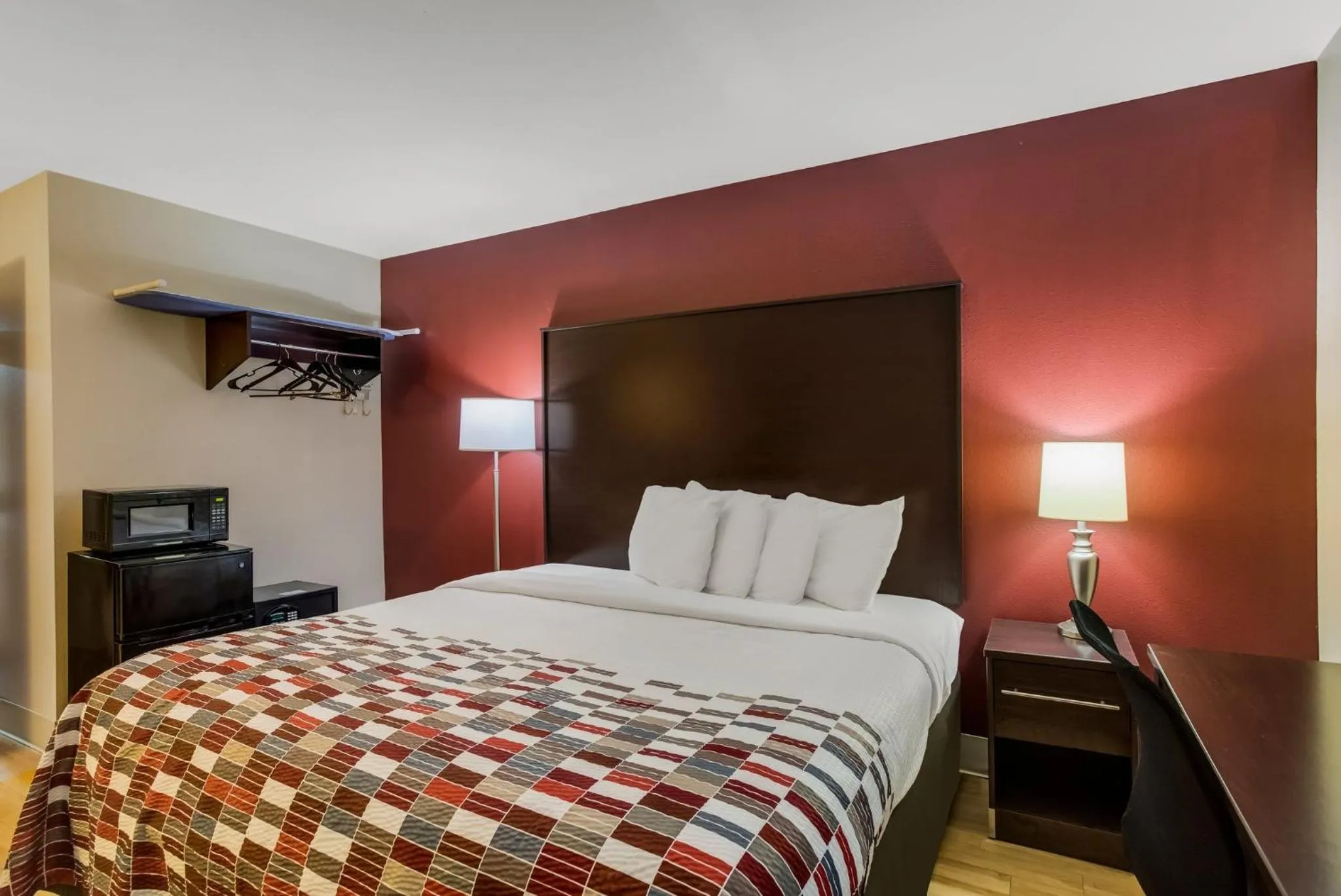 Photo of the whole room, Bed in Red Roof Inn Nashville - Music City