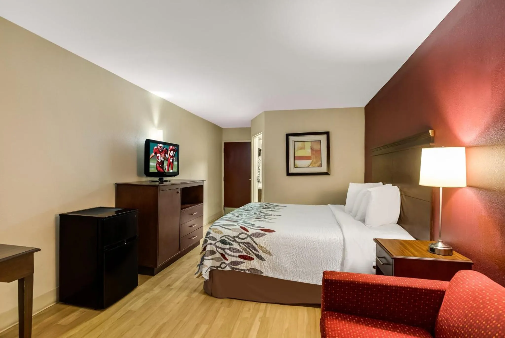 Photo of the whole room, Bed in Red Roof Inn Nashville - Music City