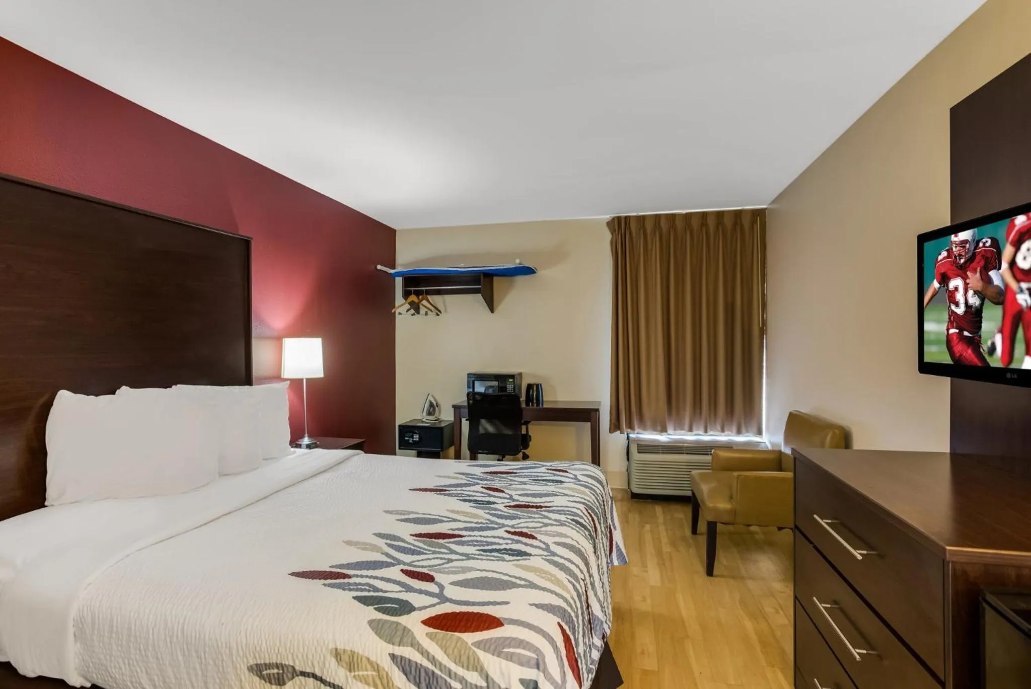 Photo of the whole room, Bed in Red Roof Inn Nashville - Music City