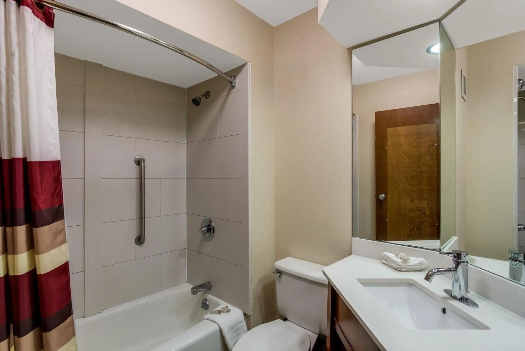 Bathroom in Red Roof Inn Nashville - Music City