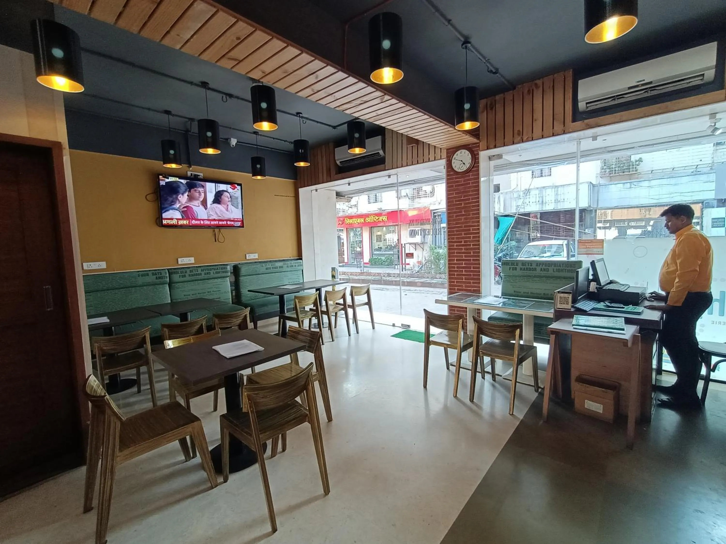 Restaurant/places to eat in Hotel Highway Inn Andheri East