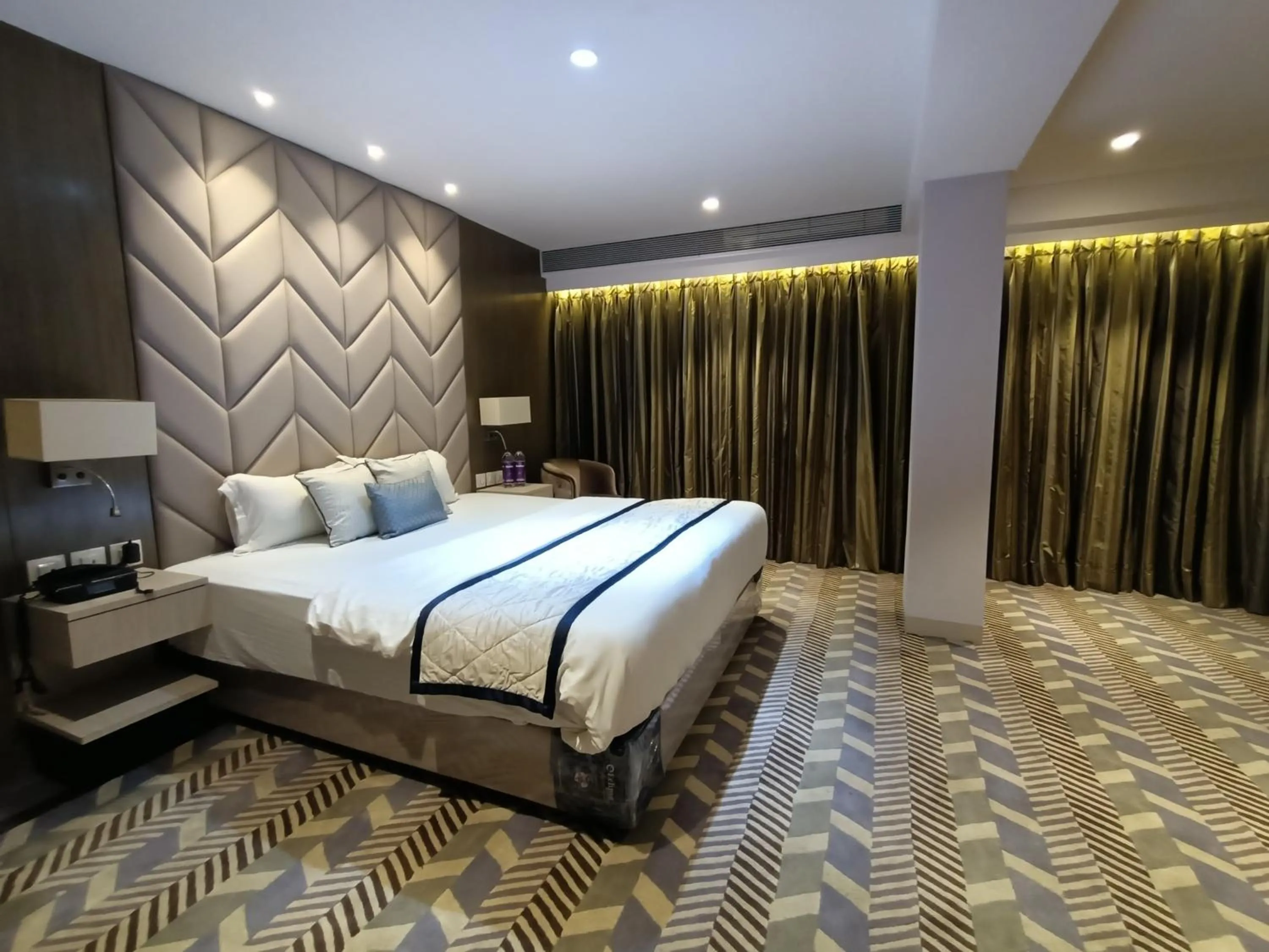 Bed in Hotel Highway Inn Andheri East